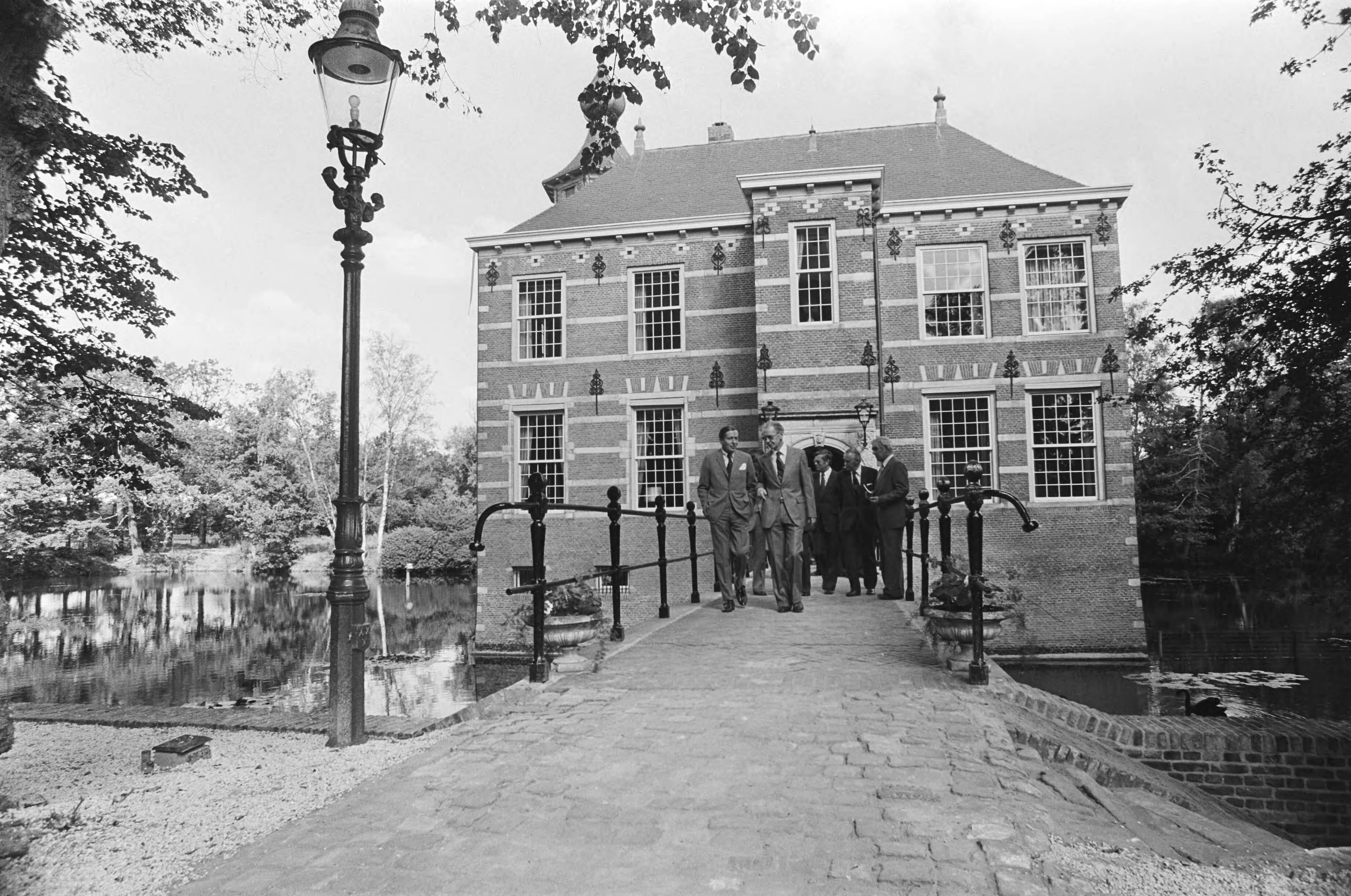 Fotocollectie Anefo — Prins Claus opent gerestaureerd kasteel Bouvigne te Breda — Foto: Suyk, Koen / Anefo. Licentie: Set B: Rechtenvrij / Publiek Domein. Bron: Nationaal Archief. http://hdl.handle.net/10648/aca2970c-d0b4-102d-bcf8-003048976d84