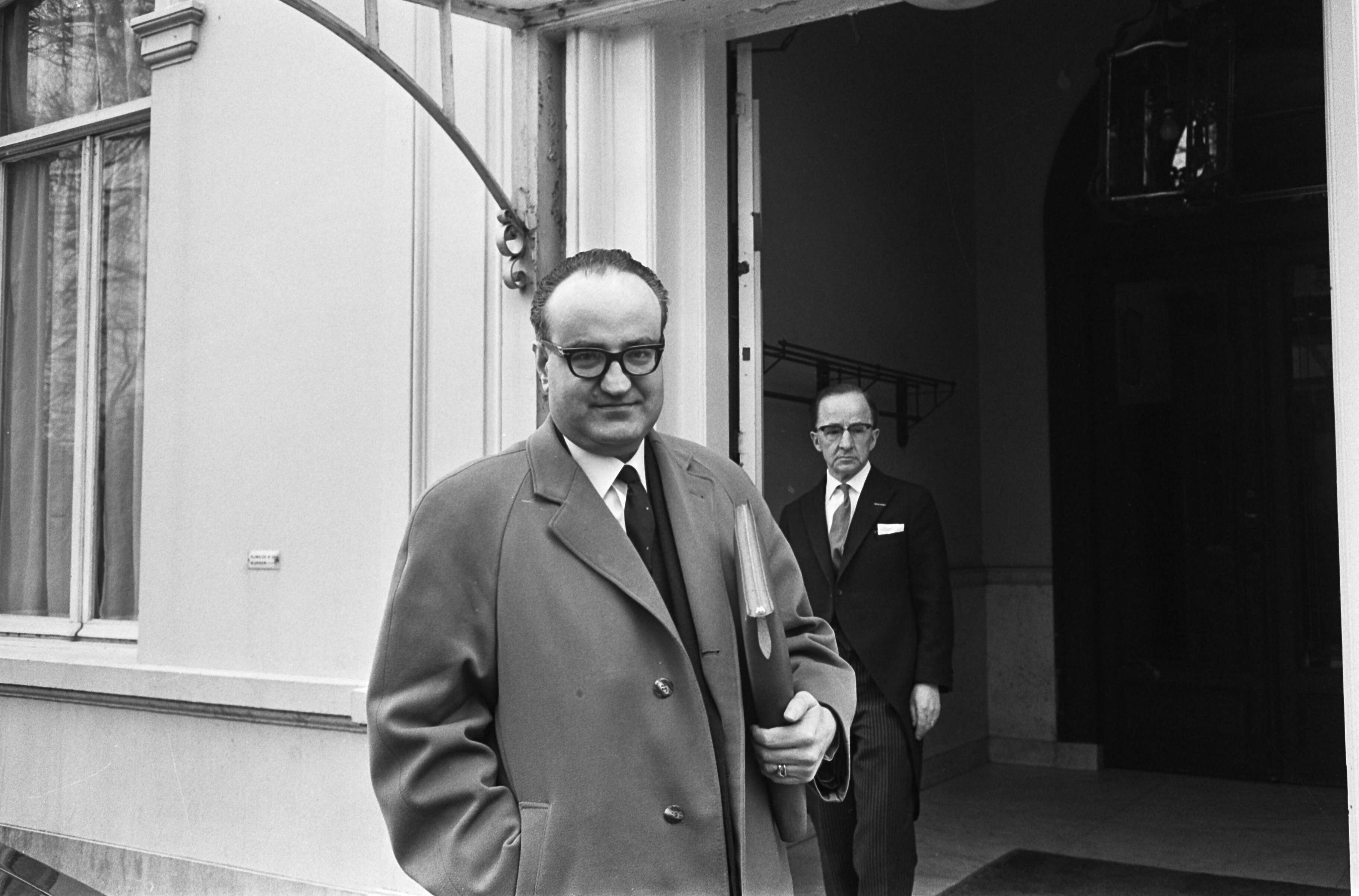 Fotocollectie Anefo — Drs..P.C.W.M. Bogaers (KVP) wordt minister van Volkshuisvesting in het nieuwe kabinet-Cals — Foto: Koch, Eric / Anefo. Licentie: Set B: Rechtenvrij / Publiek Domein. Bron: Nationaal Archief. http://hdl.handle.net/10648/aa9f4568-d0b4-102d-bcf8-003048976d84