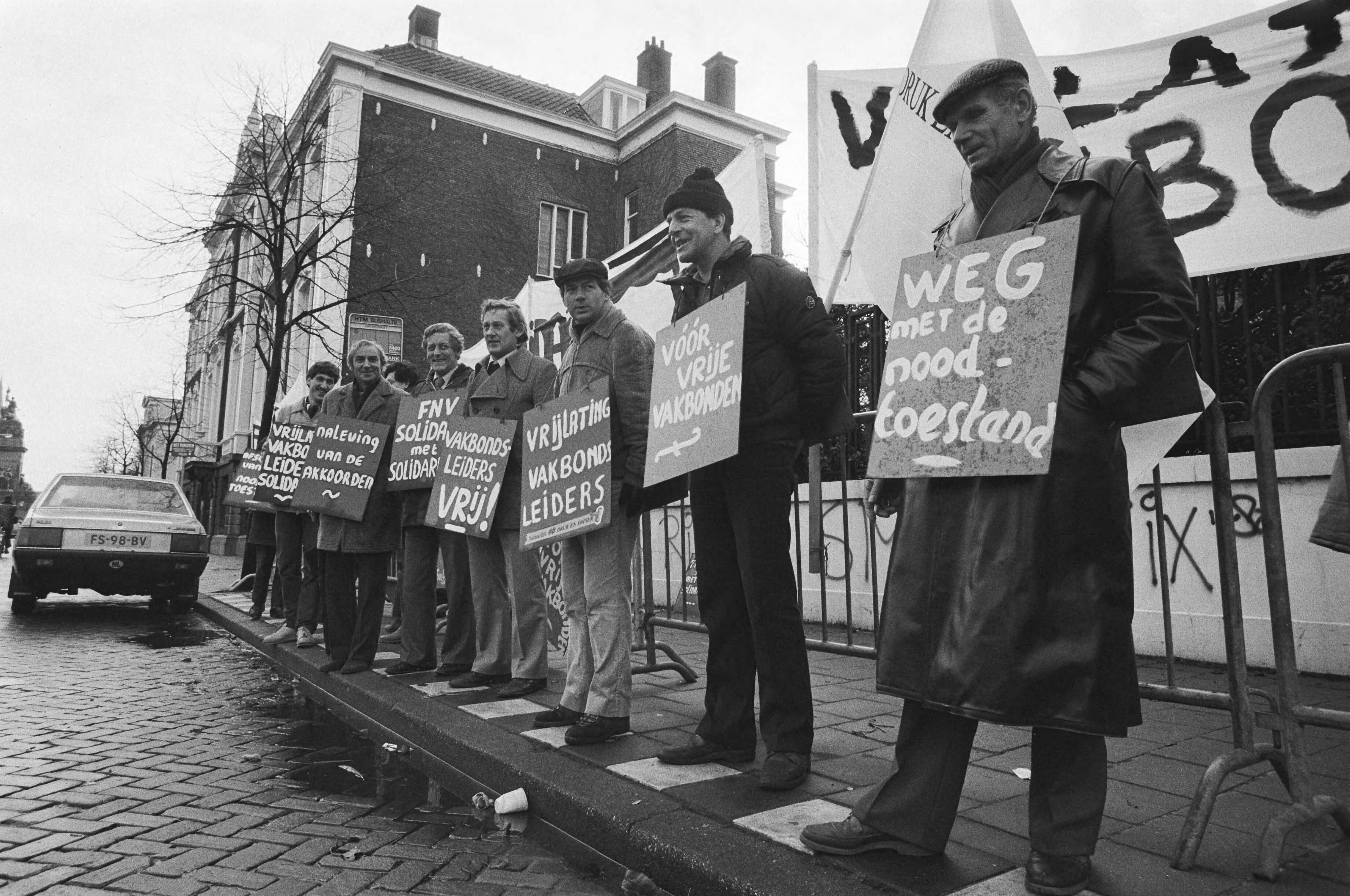 Fotocollectie Anefo — Leden van FNV demonstreren hele week voor Poolse ambassade in Den Haag tegen de noodtoestanden e.d. in Polen — Foto: Croes, Rob C. / Anefo. Licentie: Set B: Rechtenvrij / Publiek Domein. Bron: Nationaal Archief. http://hdl.handle.net/10648/ad0e3804-d0b4-102d-bcf8-003048976d84