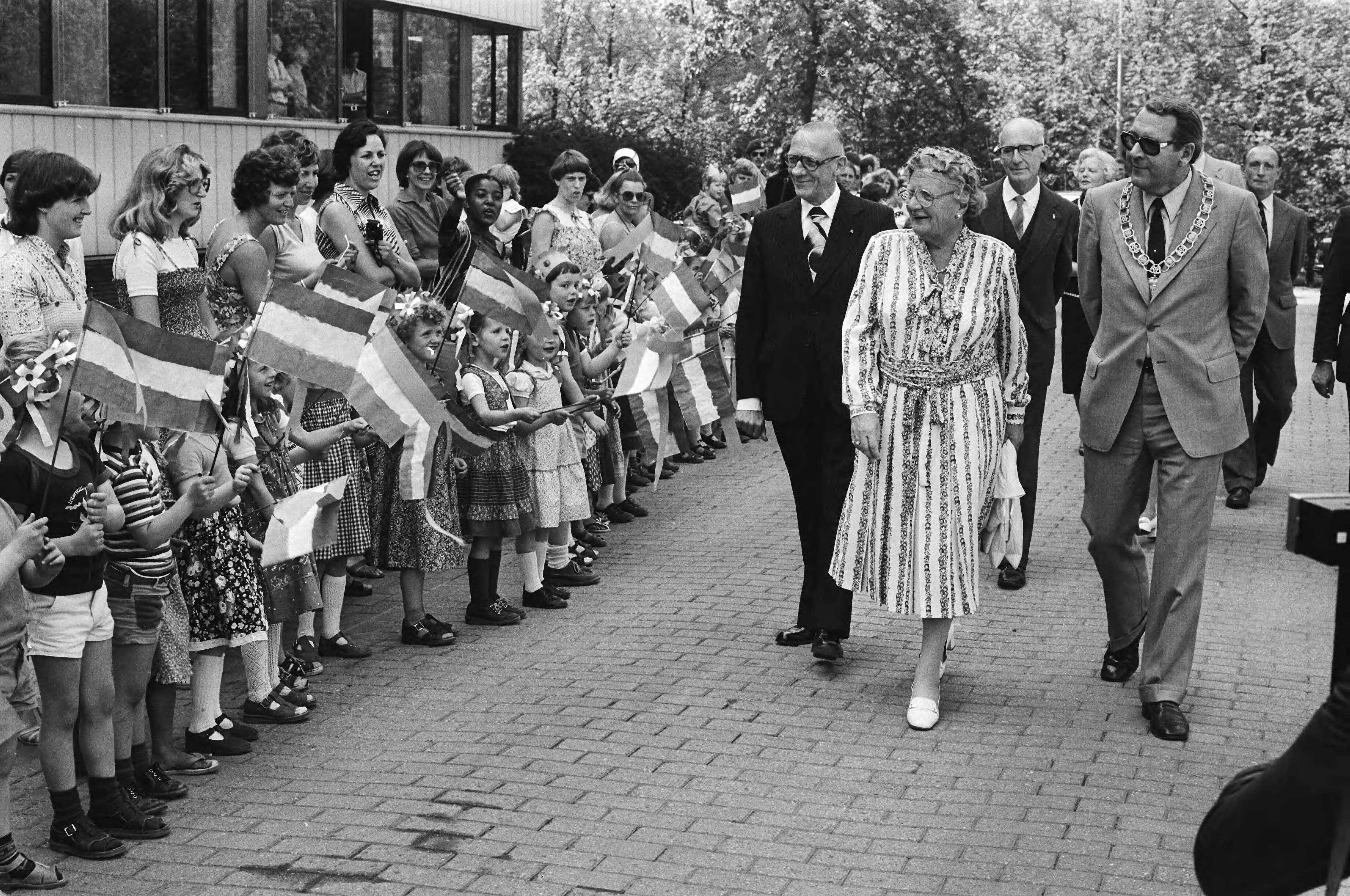 HM opent de nieuwbouw van de Vereniging Nederlandse Ziekenfondsen in Zeist — koningin Juliana wordt toegezongen door schoolkinderen — Foto: Croes, Rob C. / Anefo. Licentie: Set B: Rechtenvrij / Publiek Domein. Bron: Nationaal Archief. http://hdl.handle.net/10648/acca1c00-d0b4-102d-bcf8-003048976d84