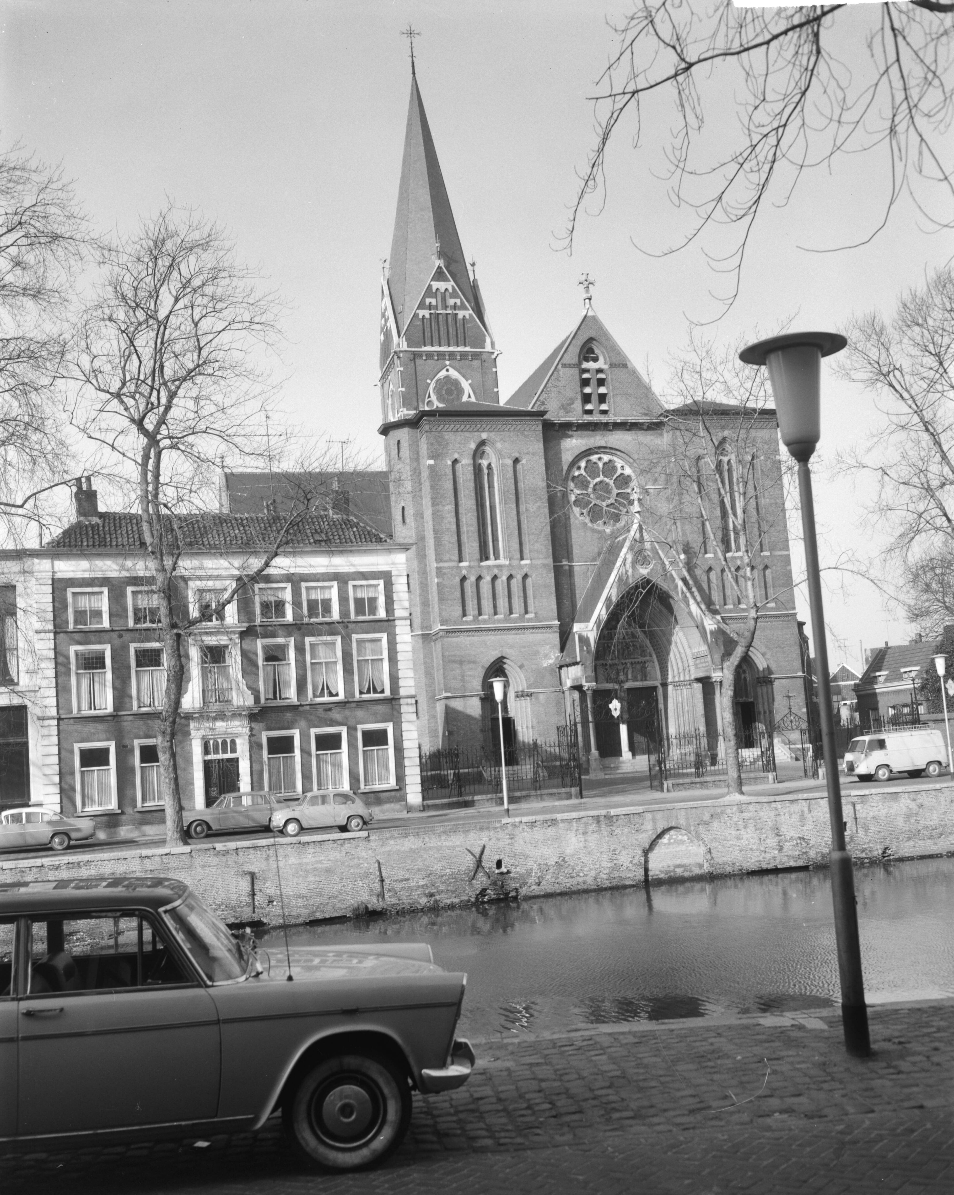 Verloving prinses Irene en prins Carlos Hugo — Kathedraal de H. Barbara te Breda, waar mogelijk het huwelijk van prinses Irene plaatsvind. Exterieur — Foto: Bilsen, Joop van / Anefo. Licentie: Set B: Rechtenvrij / Publiek Domein. Bron: Nationaal Archief. http://hdl.handle.net/10648/aa59f3aa-d0b4-102d-bcf8-003048976d84
