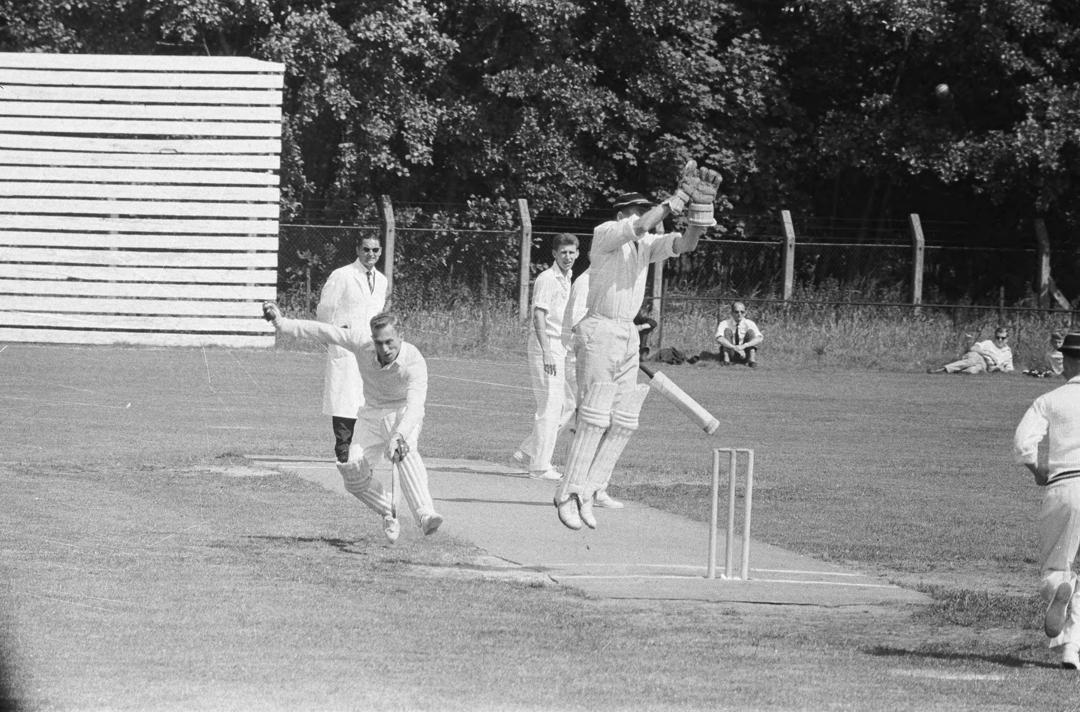 Fotocollectie Anefo — Cricket. Rood en Wit tegen HCC. Spelmoment — Foto: Rossem, Wim van / Anefo. Licentie: Set B: Rechtenvrij / Publiek Domein. Bron: Nationaal Archief. http://hdl.handle.net/10648/a9b61780-d0b4-102d-bcf8-003048976d84