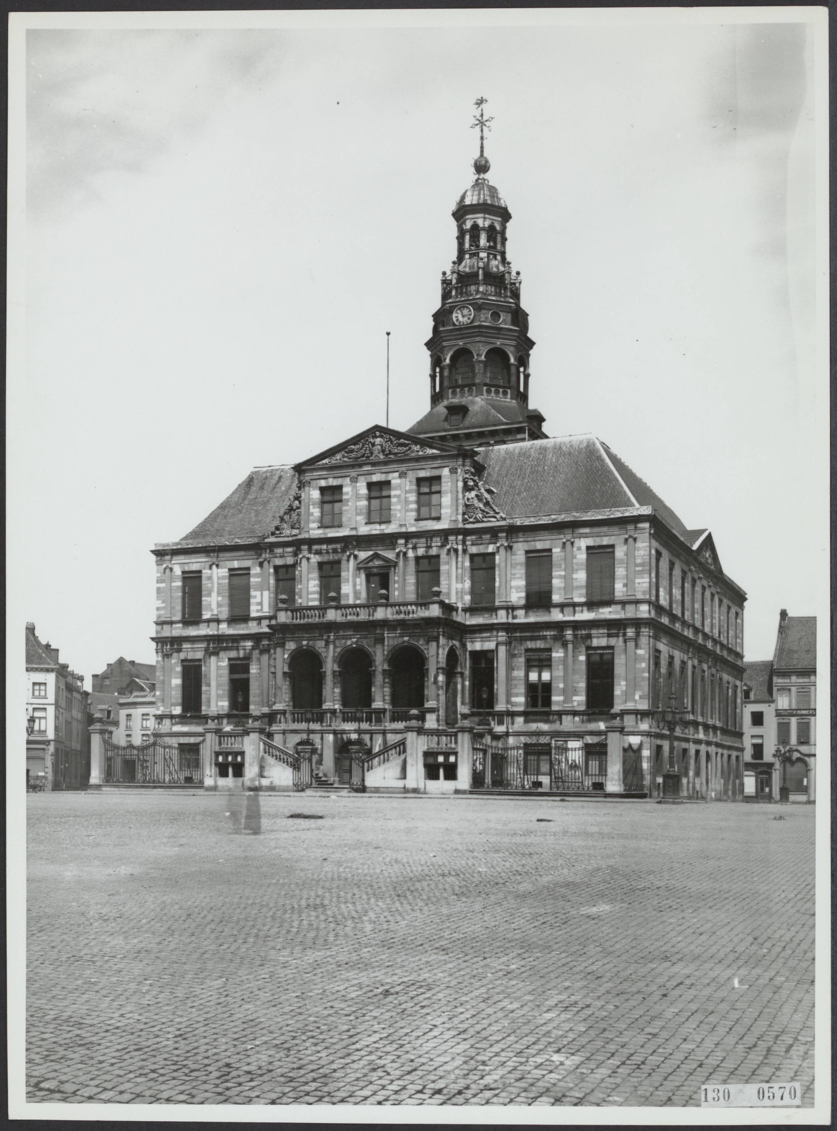 Fotocollectie Rijksvoorlichtingsdienst Eigen — Maastricht. Stadhuis gezien vanaf de Markt — Foto: Rijksvoorlichtingsdienst (RVD). Licentie: Set B: Rechtenvrij / Publiek Domein. Bron: Nationaal Archief. http://hdl.handle.net/10648/af4b52f0-d0b4-102d-bcf8-003048976d84