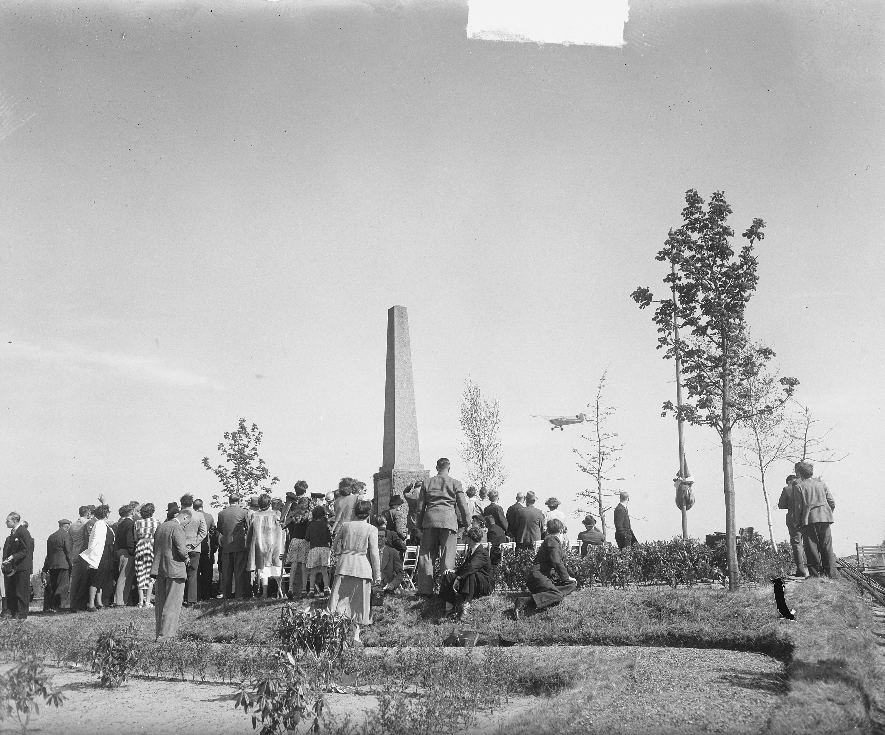 Jaarvergadering in Breda van de KNVvL — Jaarvergadering in Breda van de Kon. Ned. Ver. voor Luchtvaart (KNVvL). Herdenking bij monument Etten-Leur [gedenknaald eerste vlucht boven Nederland in 1909] — Foto: Merk, Ben / Anefo. Licentie: Set B: Rechtenvrij / Publiek Domein. Bron: Nationaal Archief. http://hdl.handle.net/10648/a8c9d078-d0b4-102d-bcf8-003048976d84