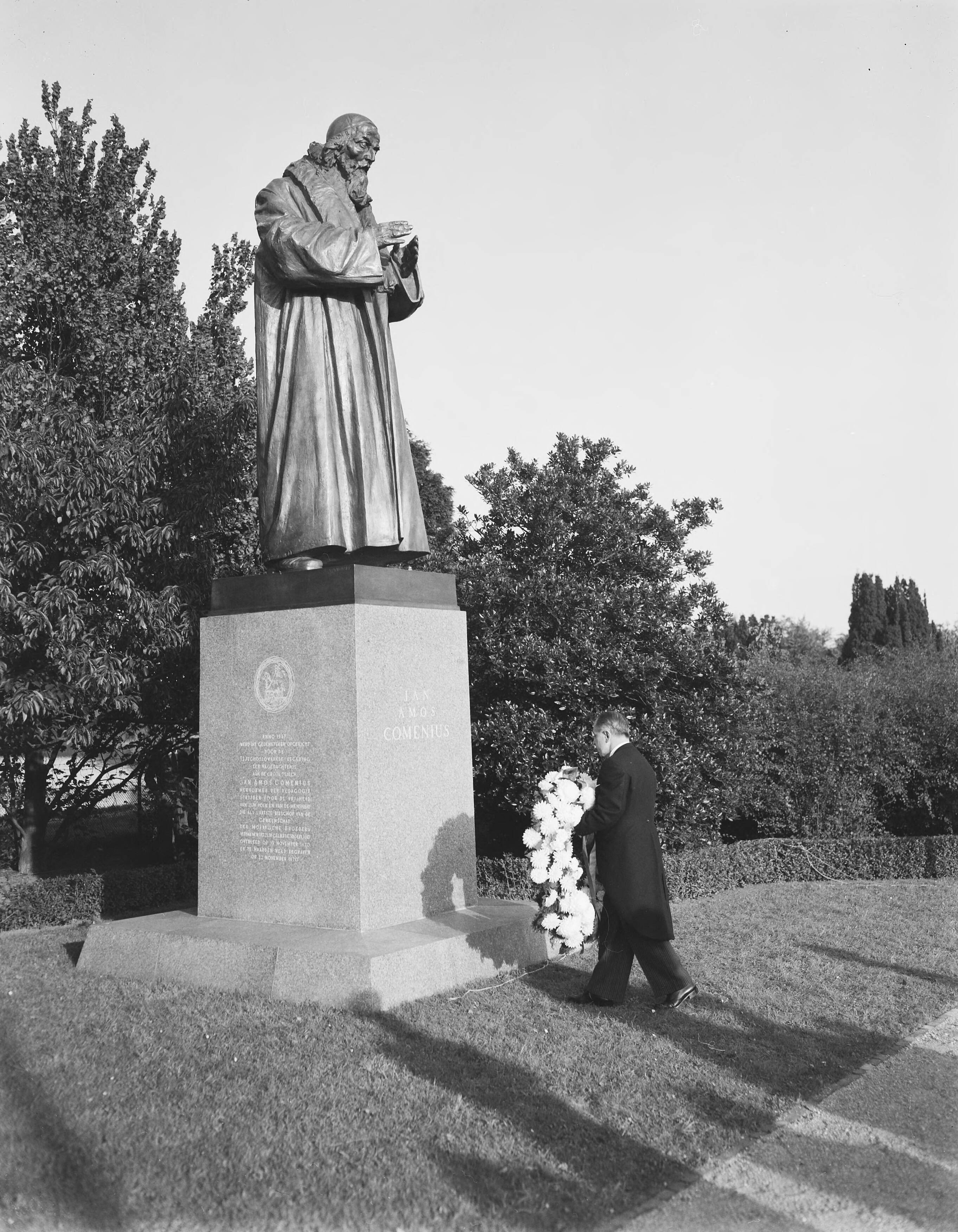 Fotocollectie Anefo — Onthulling standbeeld van Jan Amos Comenius te Naarden door de Tsjechische gezant Victor Sandor — Foto: Behrens, Herbert F. / Anefo. Licentie: Set B: Rechtenvrij / Publiek Domein. Bron: Nationaal Archief. http://hdl.handle.net/10648/a96c36ce-d0b4-102d-bcf8-003048976d84