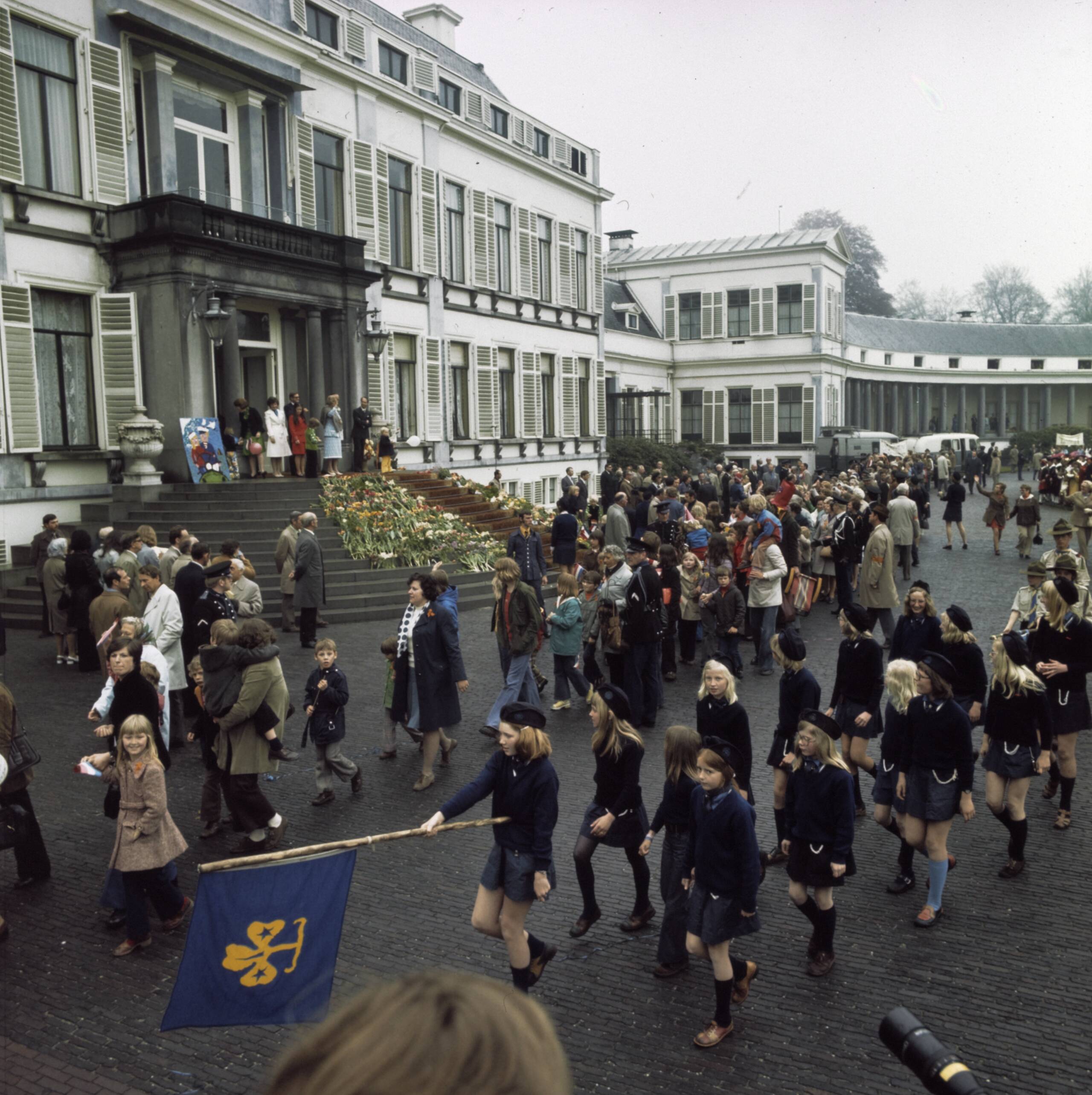 Fotocollectie Anefo — Defile Paleis Soestdijk , verjaardag Koningin Juliana ; overzichten van het defile — Foto: Mieremet, Rob / Anefo. Licentie: Set B: Rechtenvrij / Publiek Domein. Bron: Nationaal Archief. http://hdl.handle.net/10648/ad92fc92-d0b4-102d-bcf8-003048976d84