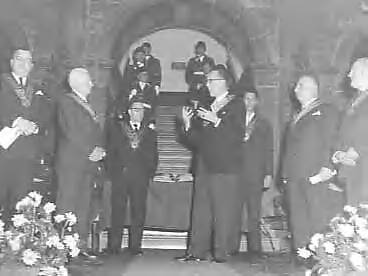 Fotocollectie Anefo — Installatie nieuwe leden van Confrerie de la Chaine des Rotisseurs in de hal van het stadhuis te Maastricht — Foto: Behrens, Herbert F. / Anefo. Licentie: Set B: Rechtenvrij / Publiek Domein. Bron: Nationaal Archief. http://hdl.handle.net/10648/a96ed744-d0b4-102d-bcf8-003048976d84