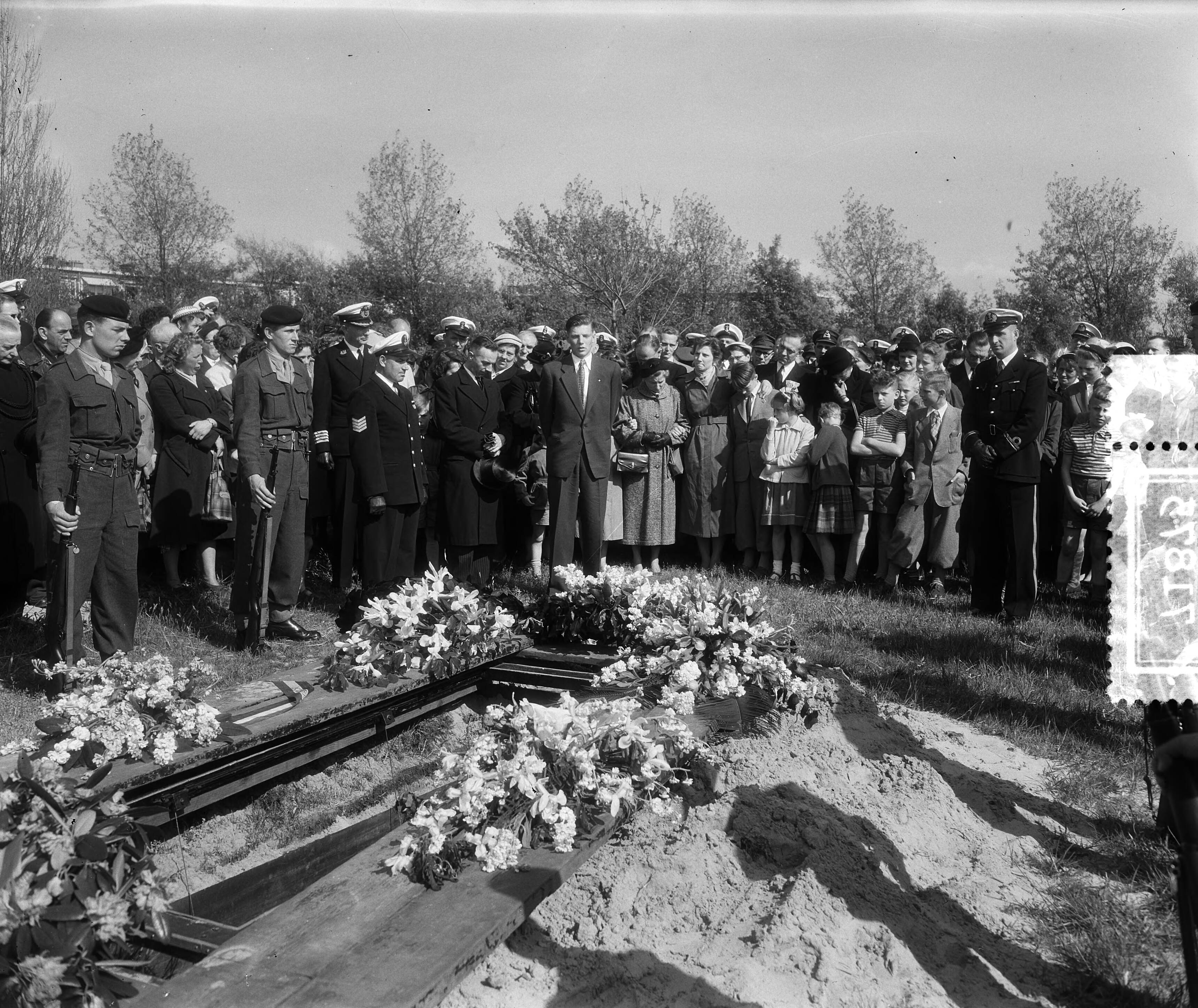 Fotocollectie Anefo — Marinebegrafenis te Den Haag — Foto: Rossem, Wim van / Anefo. Licentie: Set B: Rechtenvrij / Publiek Domein. Bron: Nationaal Archief. http://hdl.handle.net/10648/a936caac-d0b4-102d-bcf8-003048976d84