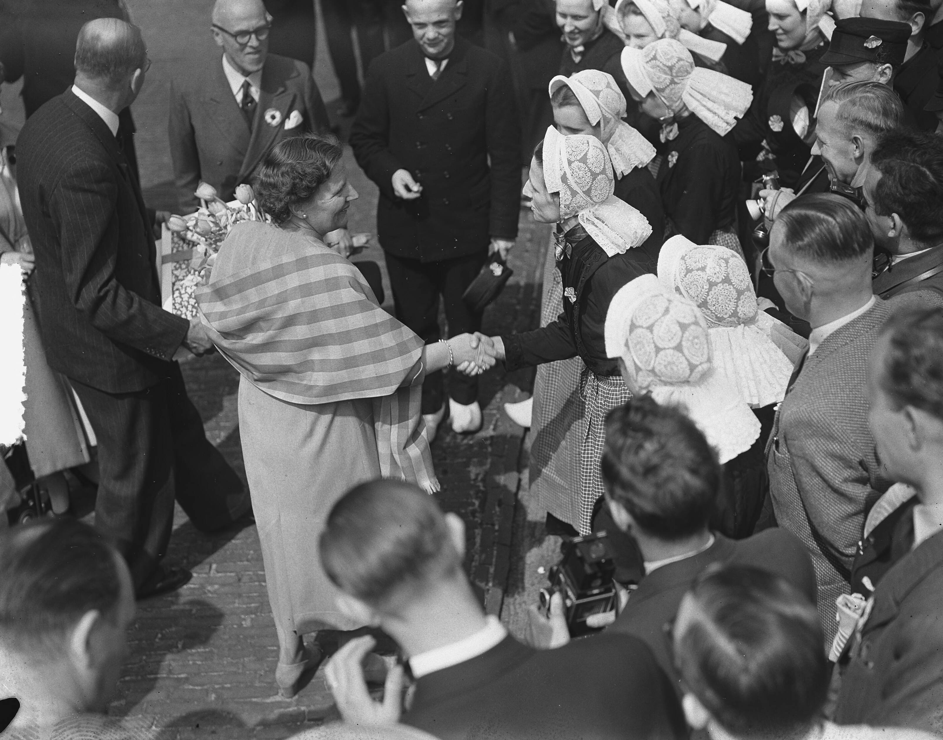 Koninginnedag 1954 — Koninginnedag. Defilé op paleis Soestdijk. Aanbieden geschenk — Foto: Bilsen, Joop van / Anefo. Licentie: Set B: Rechtenvrij / Publiek Domein. Bron: Nationaal Archief. http://hdl.handle.net/10648/a9213c1e-d0b4-102d-bcf8-003048976d84