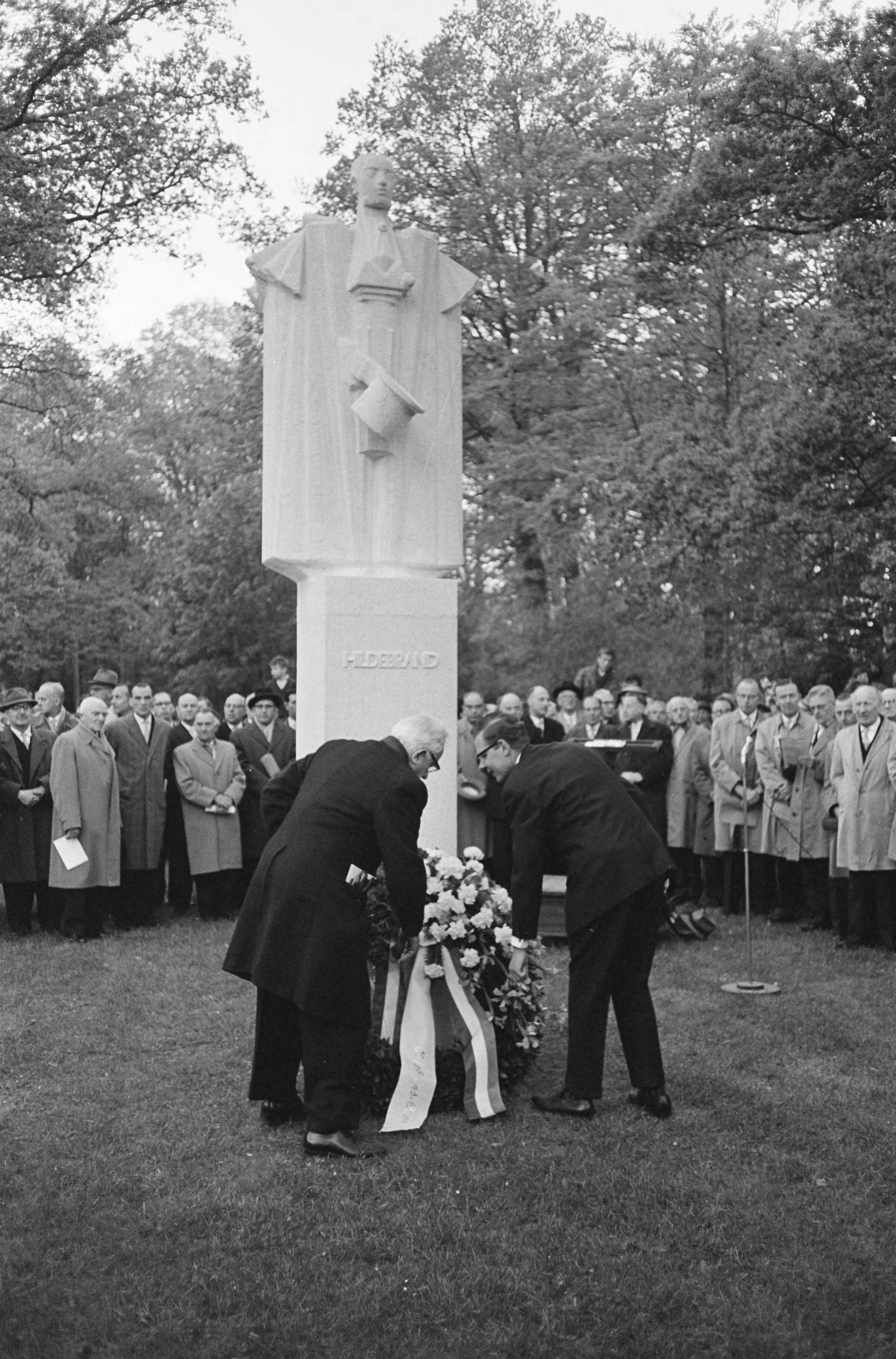 Fotocollectie Anefo — Hildebrandmonument onthuld in de Haarlemmerhout te Haarlem. Hildebrand (Nicolaas Beets) op zijn voetstuk — Foto: Pot, Harry / Anefo. Licentie: Set B: Rechtenvrij / Publiek Domein. Bron: Nationaal Archief. http://hdl.handle.net/10648/aa0aea94-d0b4-102d-bcf8-003048976d84