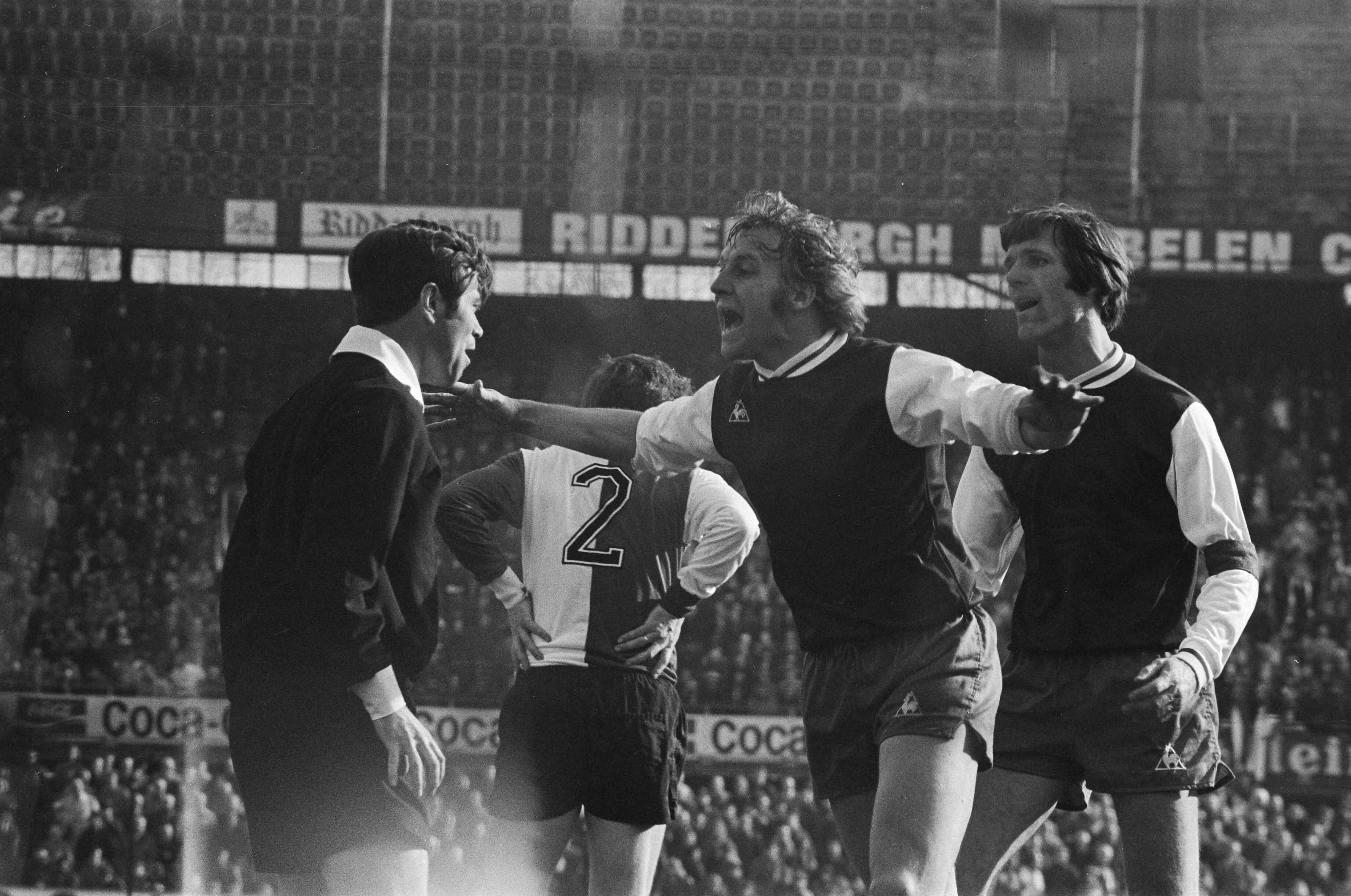 Fotocollectie Anefo — Feyenoord tegen Haarlem 4-0, Fransz (Haarlem) protesteert bij scheidsrechter Keizer — Foto: Peters, Hans / Anefo. Licentie: Set B: Rechtenvrij / Publiek Domein. Bron: Nationaal Archief. http://hdl.handle.net/10648/ac61c4ac-d0b4-102d-bcf8-003048976d84