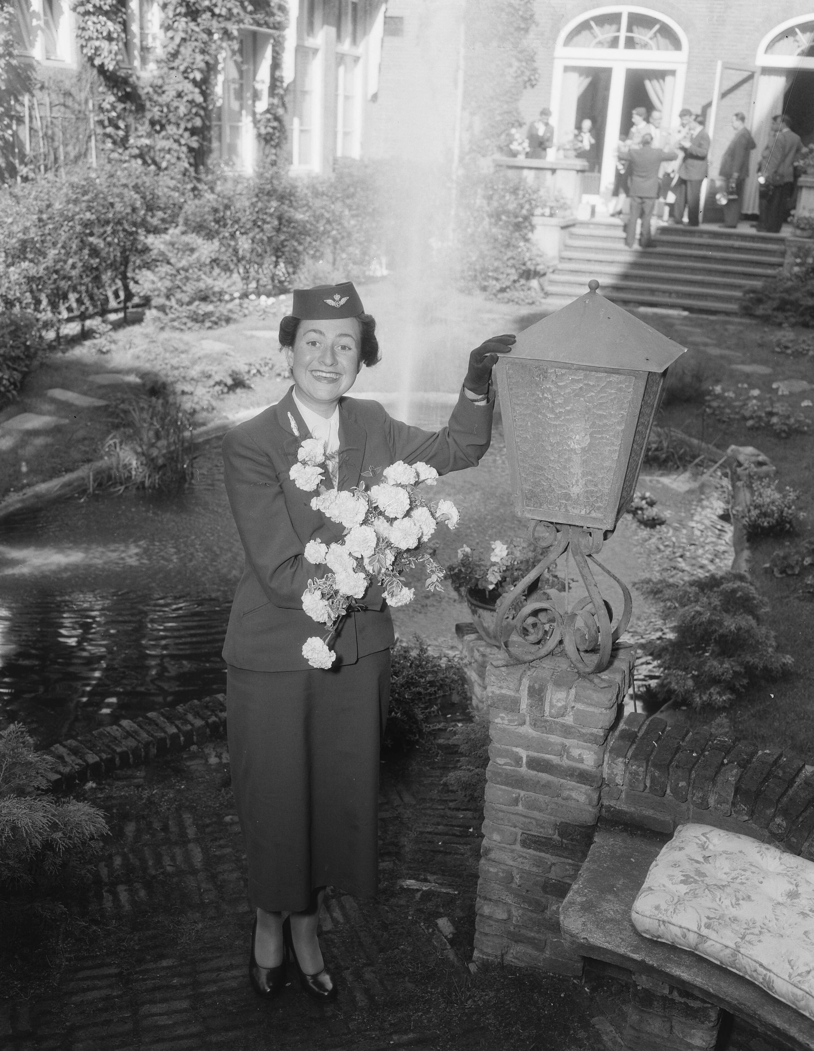 Fotocollectie Anefo — De Bloemenkoningin van Den Haag 1954 is de 23-jarige KLM-stewardess Gusta van der Leeuw uit Voorburg — Foto: Duinen, G.W. van / Anefo. Licentie: Set B: Rechtenvrij / Publiek Domein. Bron: Nationaal Archief. http://hdl.handle.net/10648/a9234e28-d0b4-102d-bcf8-003048976d84