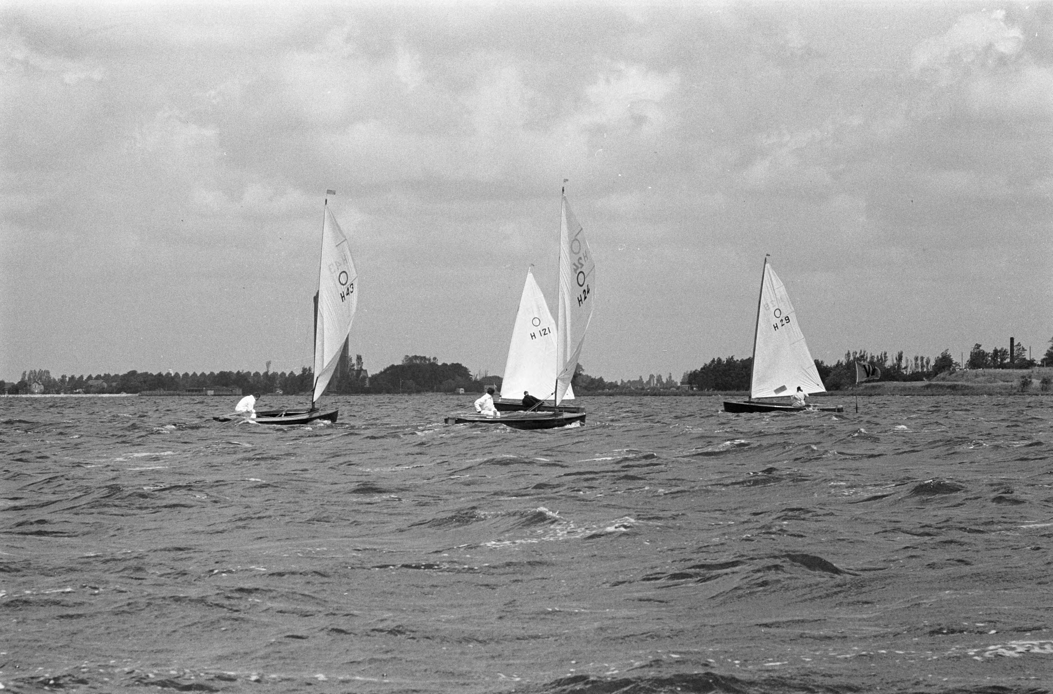 Fotocollectie Anefo — Europese Kampioenschappen Olympiajollen (O-Jol) op de Westeinderplassen — Foto: Bilsen, Joop van / Anefo. Licentie: Set B: Rechtenvrij / Publiek Domein. Bron: Nationaal Archief. http://hdl.handle.net/10648/aa0dce08-d0b4-102d-bcf8-003048976d84