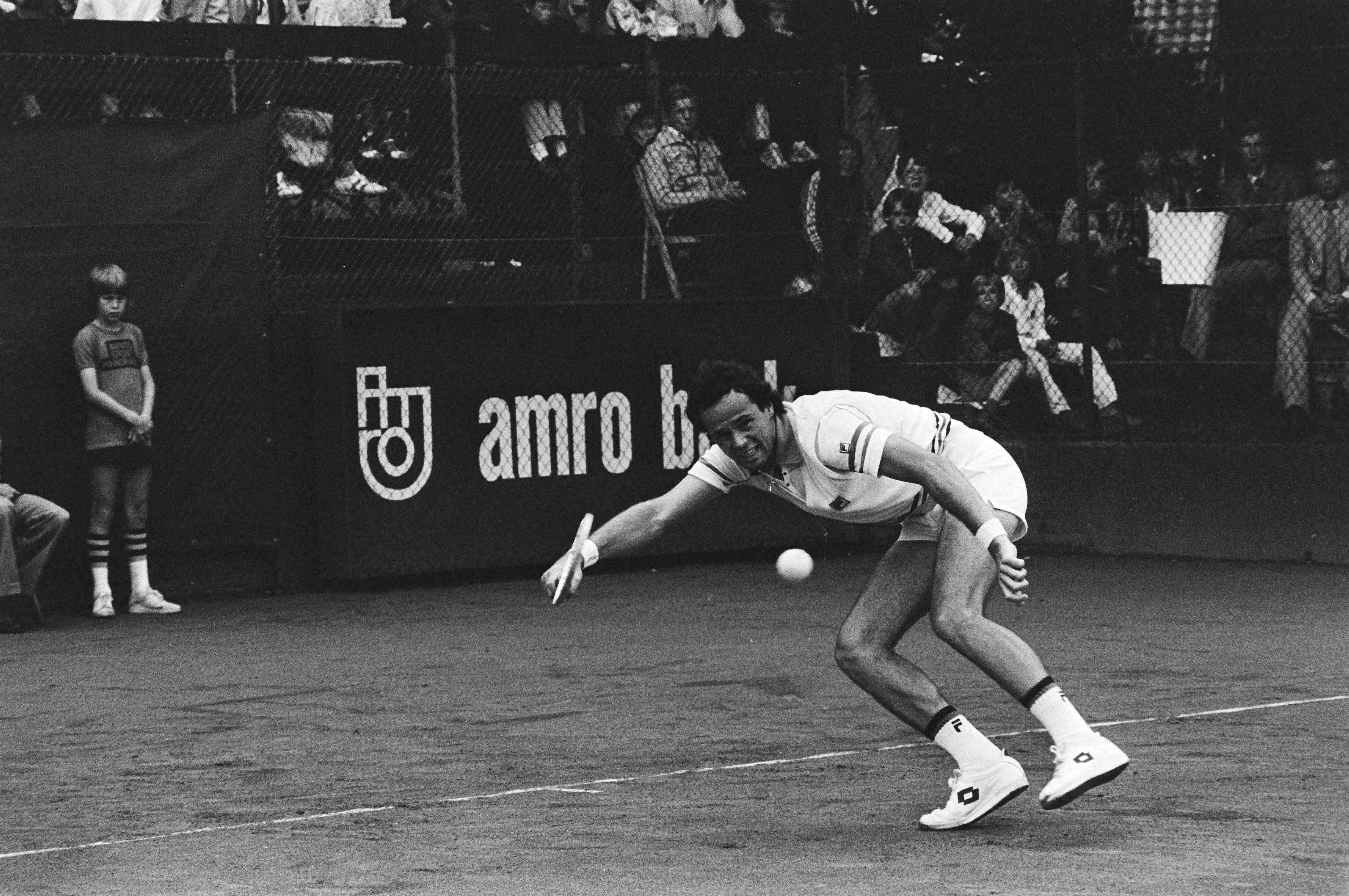 Internationaal Tennistoernooi Melkhuisje 1979 — Taroczy in aktie — Foto: Croes, Rob C. / Anefo. Licentie: Set B: Rechtenvrij / Publiek Domein. Bron: Nationaal Archief. http://hdl.handle.net/10648/acce80b0-d0b4-102d-bcf8-003048976d84