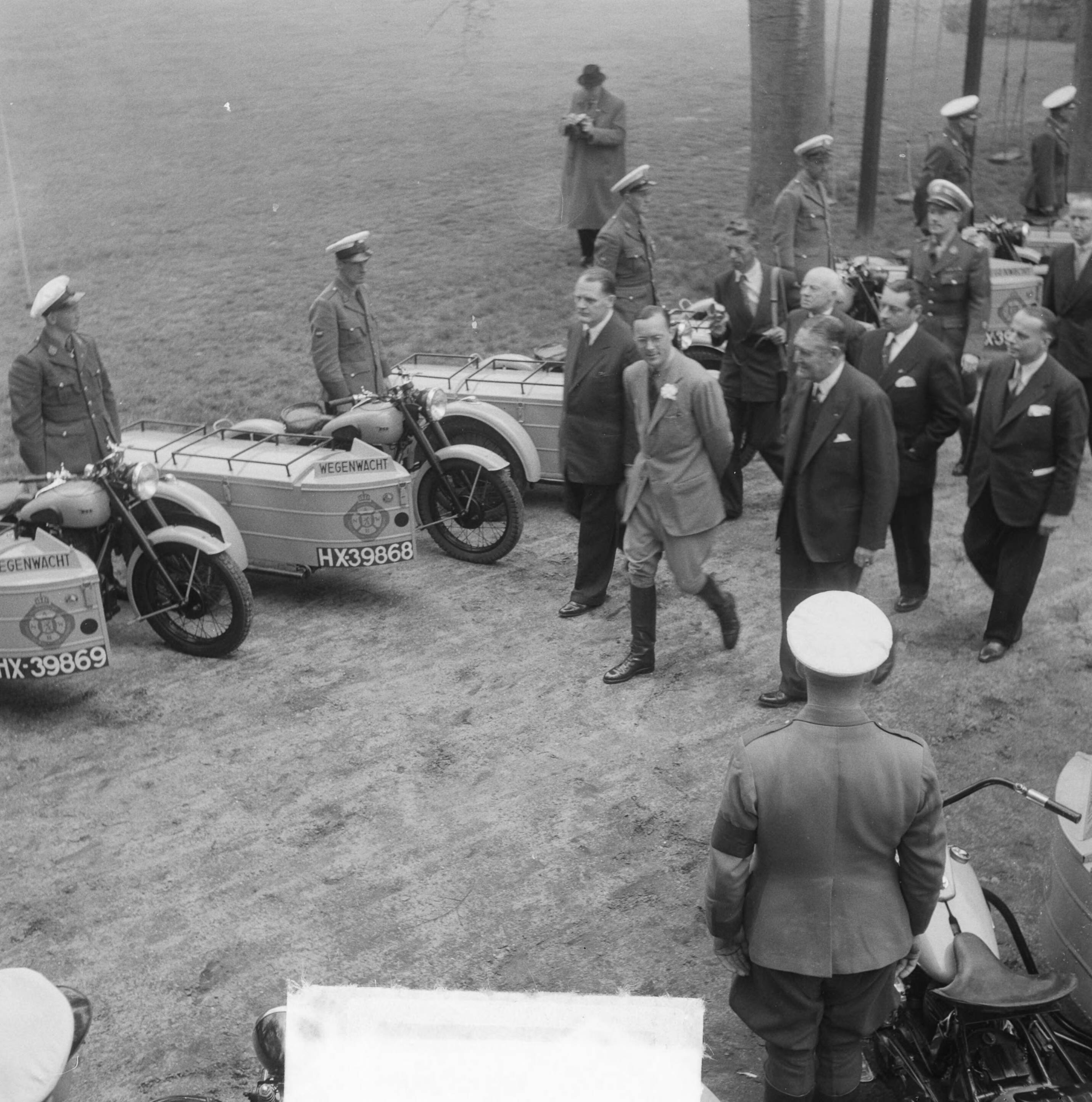 Viering 5-jarig bestaan Wegenwacht. Inspectie door prins Bernhard in de tuin van paleis Soestdijk — Viering 5-jarig bestaan Wegenwacht. Inspectie door prins Bernhard in de tuin van paleis Soestdijk van wegenwachters met hun voertuigen — Foto: Noske, J.D. / Anefo. Licentie: Set B: Rechtenvrij / Publiek Domein. Bron: Nationaal Archief. http://hdl.handle.net/10648/a8e9d788-d0b4-102d-bcf8-003048976d84