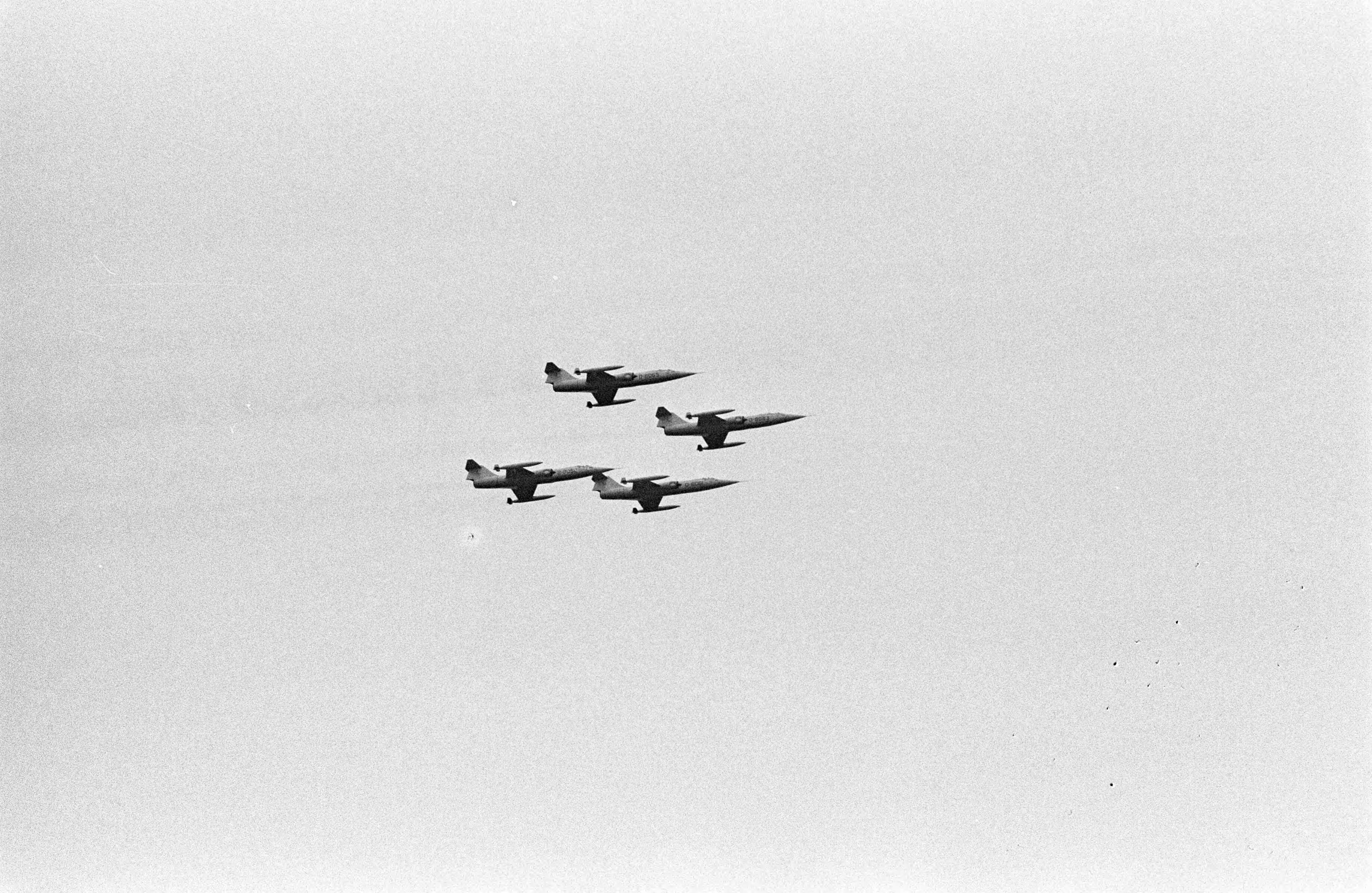 Fotocollectie Anefo — Vijftig jaar Koninklijke Luchtmacht. Defilé op Soesterberg. Vier F-104G Starfighters vliegen over in formatie — Foto: Koch, Eric / Anefo. Licentie: Set B: Rechtenvrij / Publiek Domein. Bron: Nationaal Archief. http://hdl.handle.net/10648/aa3d38a0-d0b4-102d-bcf8-003048976d84