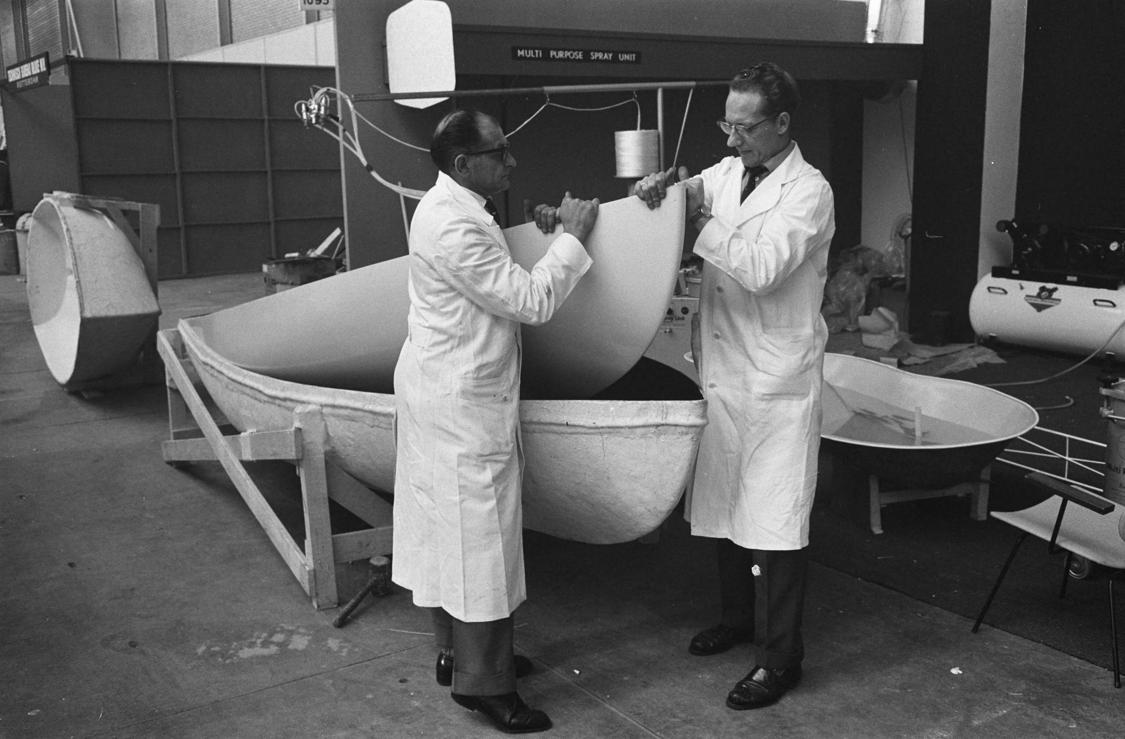 Fotocollectie Anefo — Tentoonstelling MacroPlastic 1962 in de Jaarbeurs te Utrecht, de firma Zaco geeft demonstratie met de Multi Purpose spray Unit. De boot wordt uit de zogenaamde moedermal gehaald — Foto: Pot, Harry / Anefo. Licentie: Set B: Rechtenvrij / Publiek Domein. Bron: Nationaal Archief. http://hdl.handle.net/10648/aa1bd70a-d0b4-102d-bcf8-003048976d84