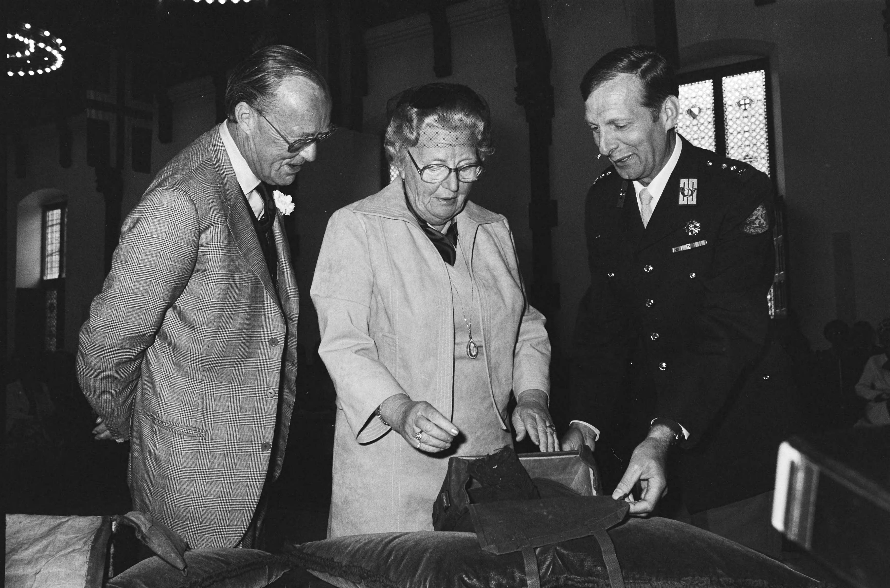 Koningin Juliana opent de tentoonstelling "Onder het oog des Konings" — Den Haag|Zuid-Holland|koninginnen |tentoonstellingen |openingen |prinsen|Juliana, koningin |Bernhard, prins (1911-2004) — Foto: Suyk, Koen / Anefo. Licentie: Set B: Rechtenvrij / Publiek Domein. Bron: Nationaal Archief. http://hdl.handle.net/10648/accc00ce-d0b4-102d-bcf8-003048976d84