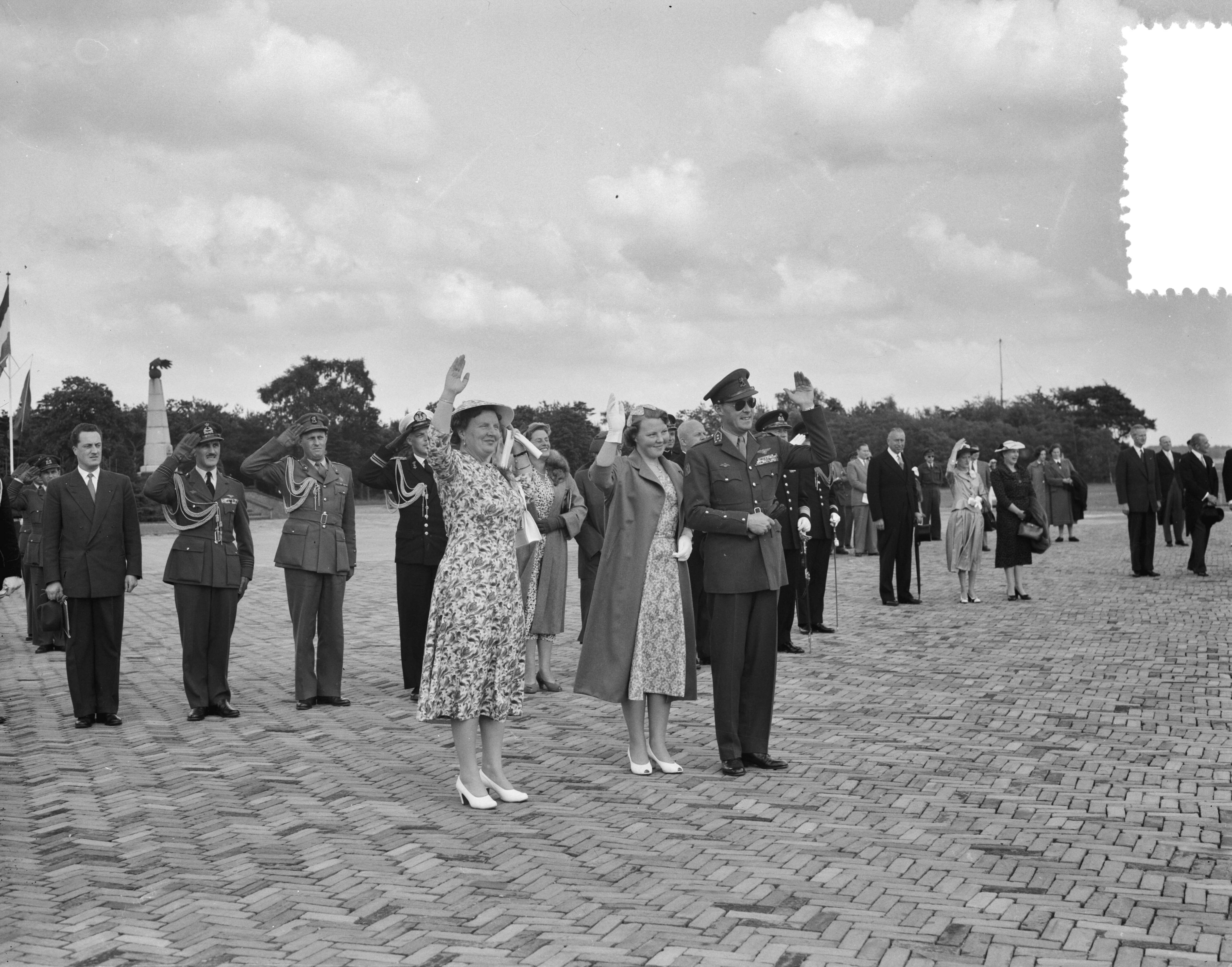 Staatsbezoek groothertogin Charlotte van Luxemburg en haar echtgenoot prins Felix — Laatste dag bezoek Luxemburgs groot-hertogelijk paar. Vertrek Soesterberg — Foto: Bilsen, Joop van / Anefo. Licentie: Set B: Rechtenvrij / Publiek Domein. Bron: Nationaal Archief. http://hdl.handle.net/10648/a9497990-d0b4-102d-bcf8-003048976d84