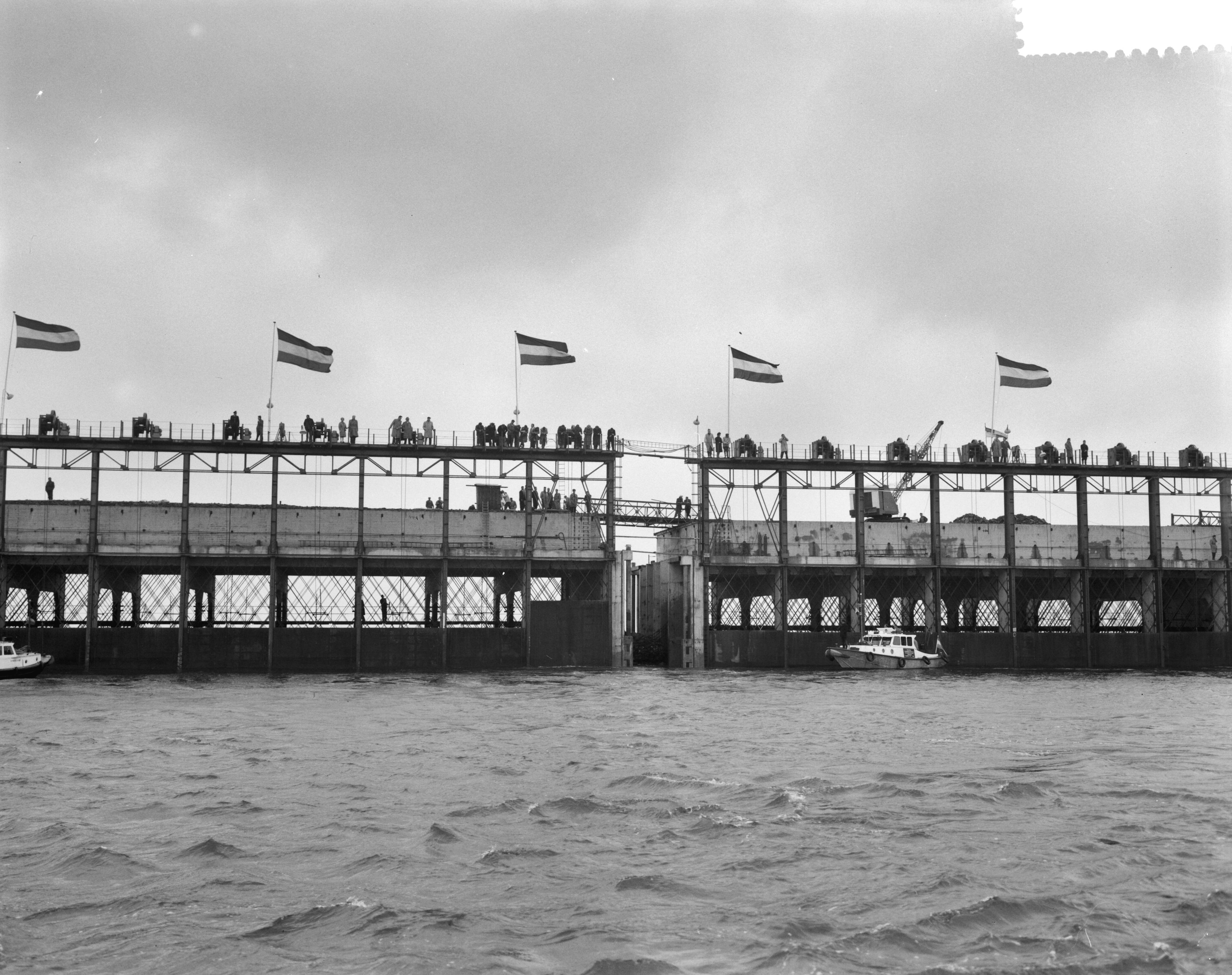 Fotocollectie Anefo — Definitieve sluiting van het Veerse Gat — Foto: Rossem, Wim van / Anefo. Licentie: Set B: Rechtenvrij / Publiek Domein. Bron: Nationaal Archief. http://hdl.handle.net/10648/a9d31b8c-d0b4-102d-bcf8-003048976d84