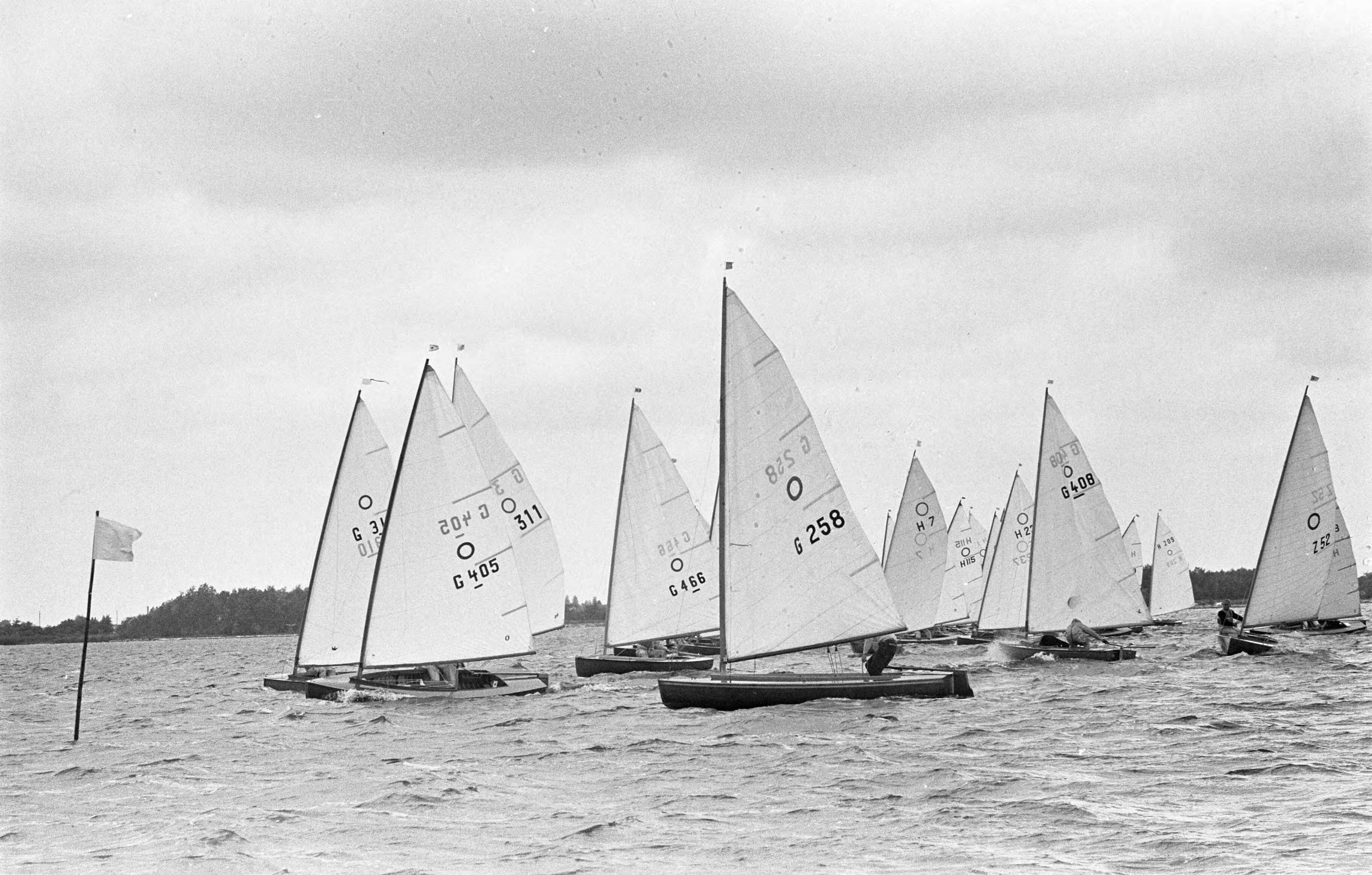 Fotocollectie Anefo — Europese Kampioenschappen Olympiajollen (O-Jol) op de Westeinderplassen — Foto: Bilsen, Joop van / Anefo. Licentie: Set B: Rechtenvrij / Publiek Domein. Bron: Nationaal Archief. http://hdl.handle.net/10648/aa0dcfe8-d0b4-102d-bcf8-003048976d84