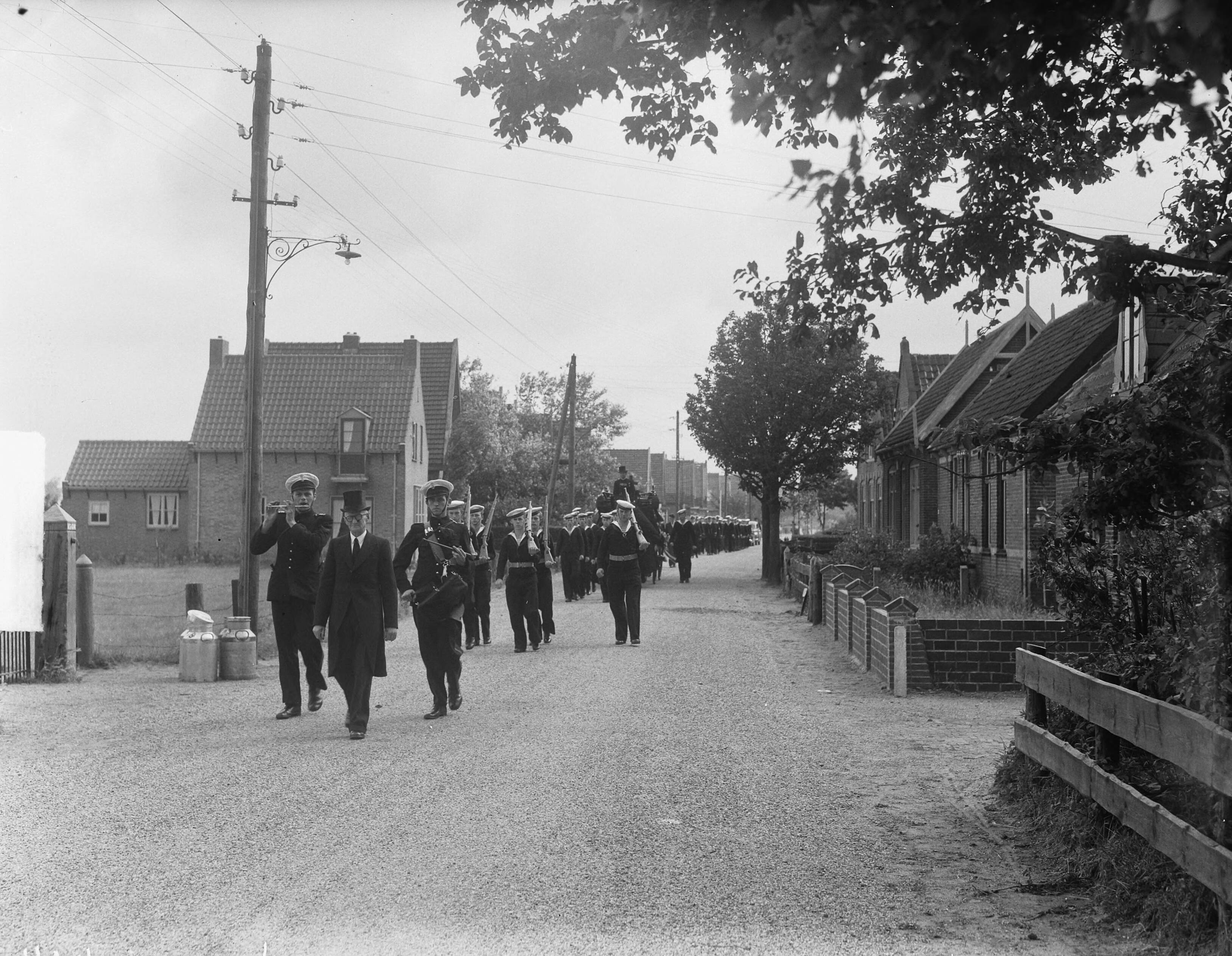 Begrafenis vliegtuigmaker III D.A. Poelsma te Heiloo — Foto: Pot, Harry / Anefo. — Licentie: Set B: Rechtenvrij / Publiek Domein. Bron: Nationaal Archief. http://hdl.handle.net/10648/a8dba938-d0b4-102d-bcf8-003048976d84