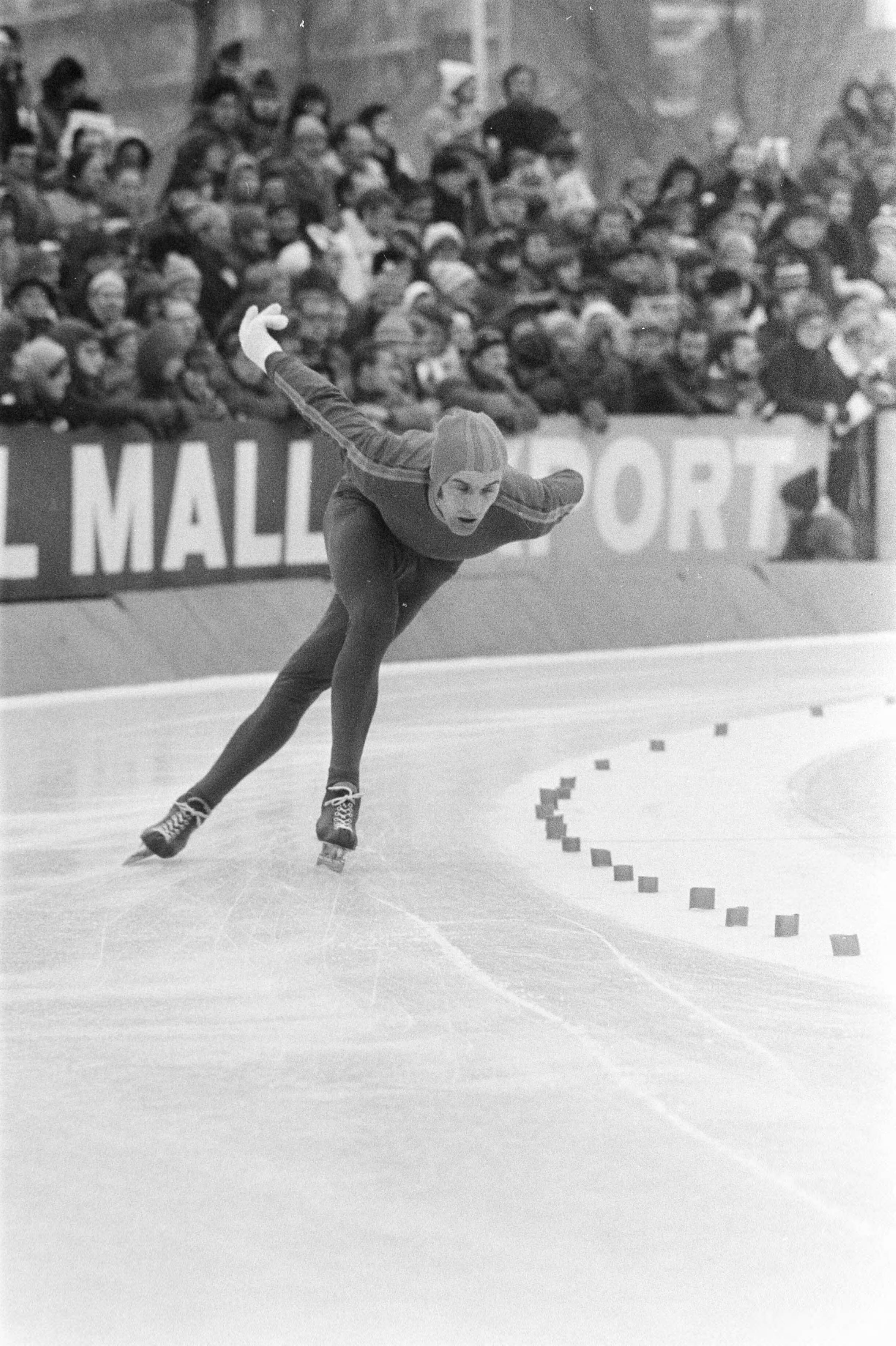 Fotocollectie Anefo — Nederlandse schaatskampioenschappen Deventer, Jappie van Dijk in actie — Foto: Verhoeff, Bert / Anefo. Licentie: Set B: Rechtenvrij / Publiek Domein. Bron: Nationaal Archief. http://hdl.handle.net/10648/abdd6f9a-d0b4-102d-bcf8-003048976d84