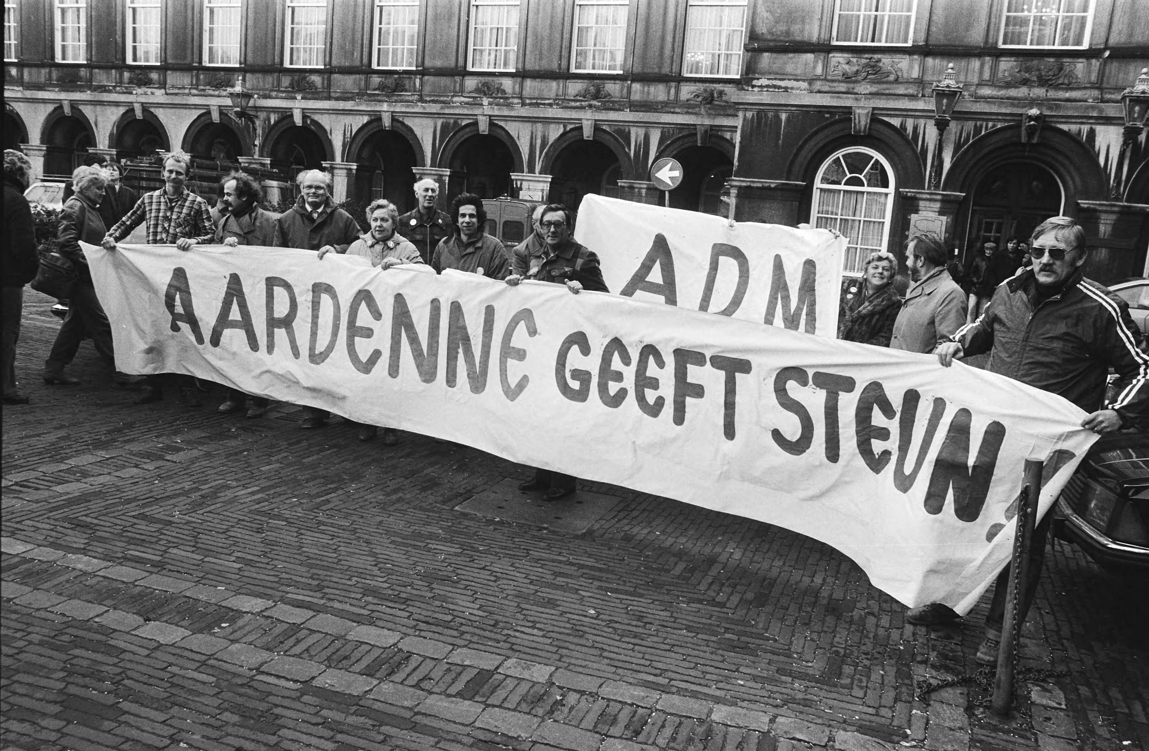 Fotocollectie Anefo — Demonstratie voor behoud van de ADM op het Binnenhof in Den Haag — Foto: Bogaerts, Rob / Anefo. Licentie: Set B: Rechtenvrij / Publiek Domein. Bron: Nationaal Archief. http://hdl.handle.net/10648/ad229222-d0b4-102d-bcf8-003048976d84