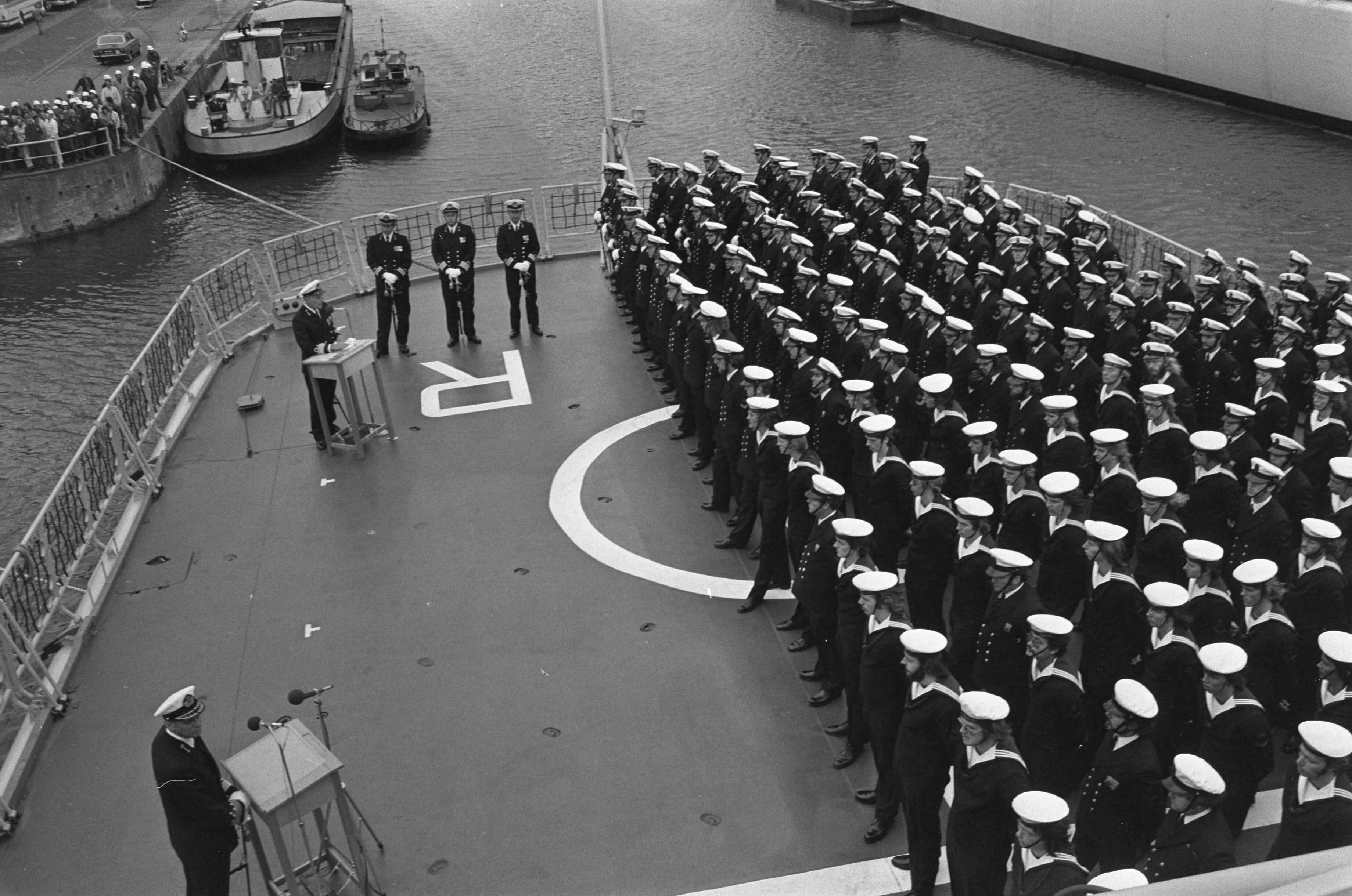 Fotocollectie Anefo — Overdracht fregat Tromp in Vlissingen; moment tijdens overdracht — Foto: Bogaerts, Rob / Anefo. Licentie: Set B: Rechtenvrij / Publiek Domein. Bron: Nationaal Archief. http://hdl.handle.net/10648/ac73777e-d0b4-102d-bcf8-003048976d84