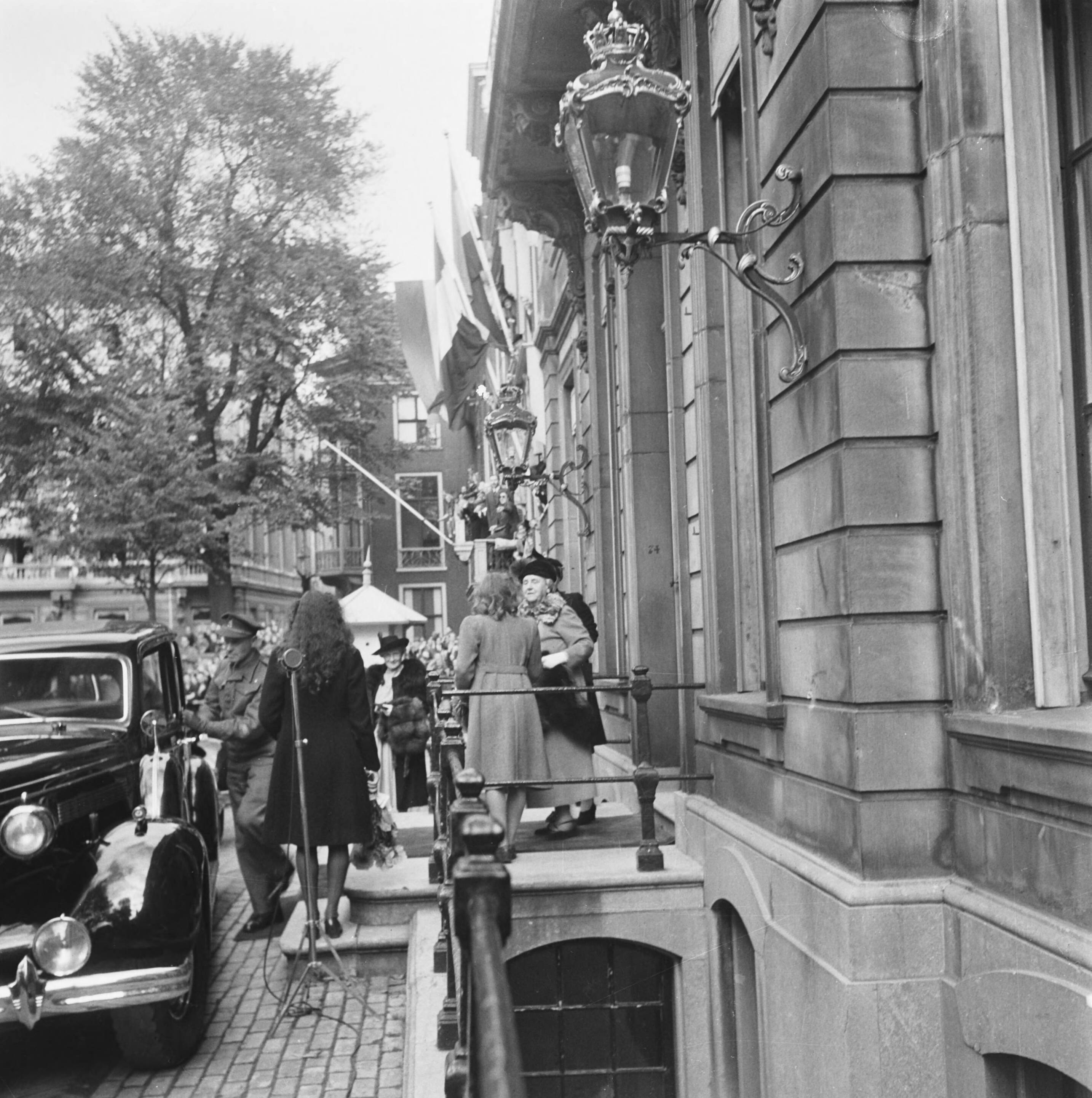 Bezoek van Eisenhower aan Paleis Lange Voorhout te Den Haag — [Koningin Wilhelmina krijgt bloemen aangeboden bij de ingang van Paleis Lange Voorhout] — Foto: Fotograaf Onbekend / Anefo. Licentie: Set B: Rechtenvrij / Publiek Domein. Bron: Nationaal Archief. http://hdl.handle.net/10648/ac1d0aba-d0b4-102d-bcf8-003048976d84