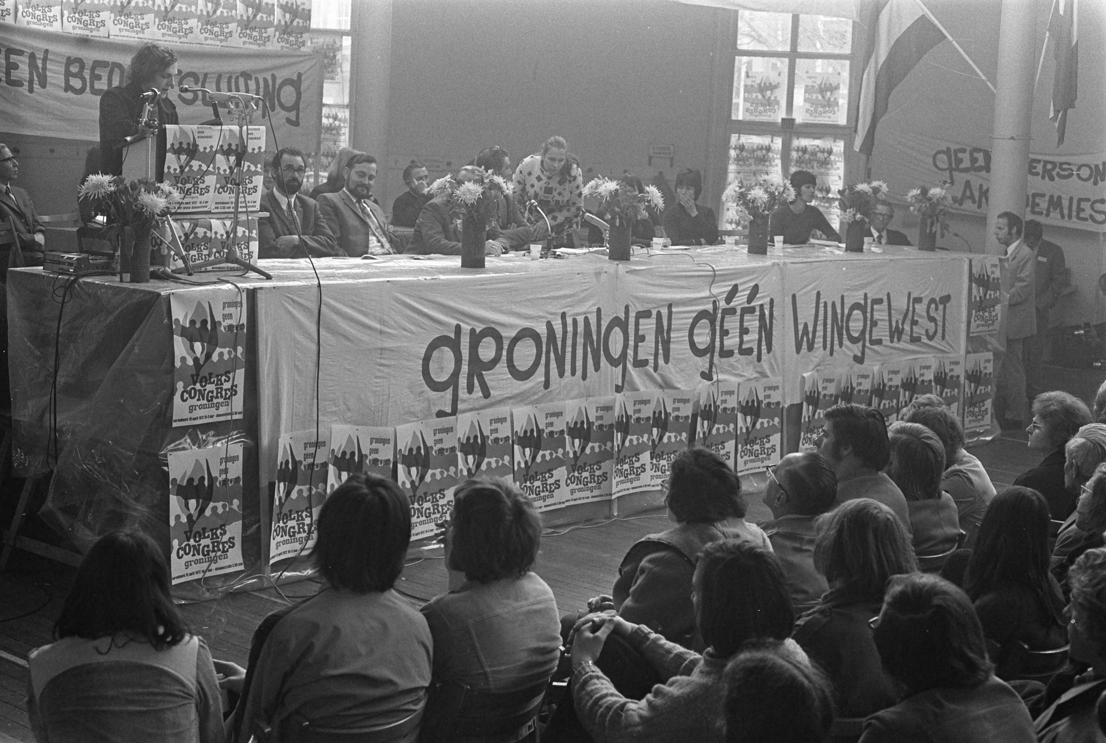 Fotocollectie Anefo — Volkscongres in Korenbeurs te Groningen, spandoeken etc. — Foto: Punt, W. / Anefo. Licentie: Set B: Rechtenvrij / Publiek Domein. Bron: Nationaal Archief. http://hdl.handle.net/10648/abe6cb94-d0b4-102d-bcf8-003048976d84