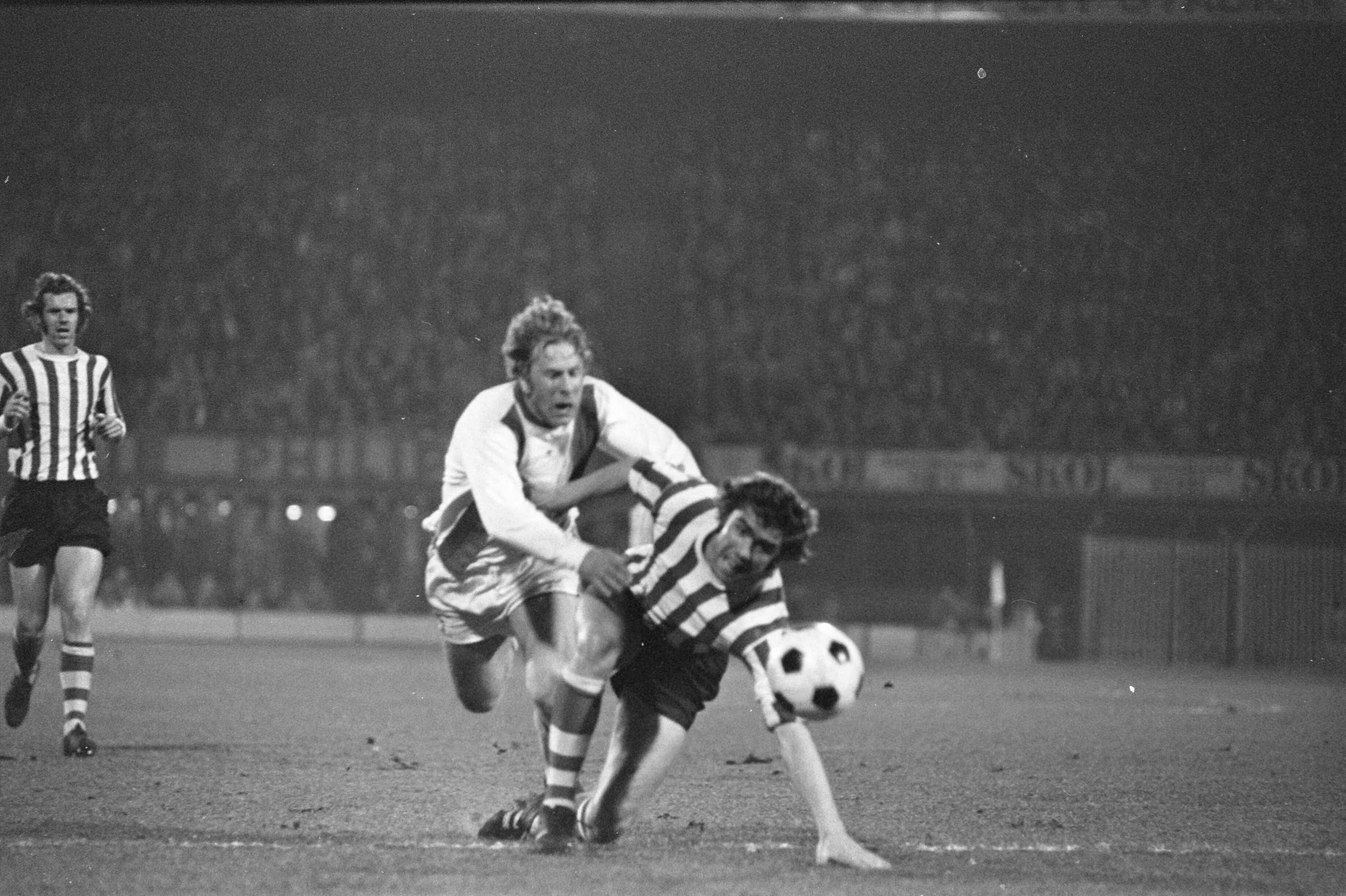 Fotocollectie Anefo — Sparta tegen Den Haag 0-1, kwartfinale KNVB beker, Sjaak Roggeveen (links) in duel met Hans Eijkenbroek (Sparta) — Foto: Verhoeff, Bert / Anefo. Licentie: Set B: Rechtenvrij / Publiek Domein. Bron: Nationaal Archief. http://hdl.handle.net/10648/abe3efaa-d0b4-102d-bcf8-003048976d84
