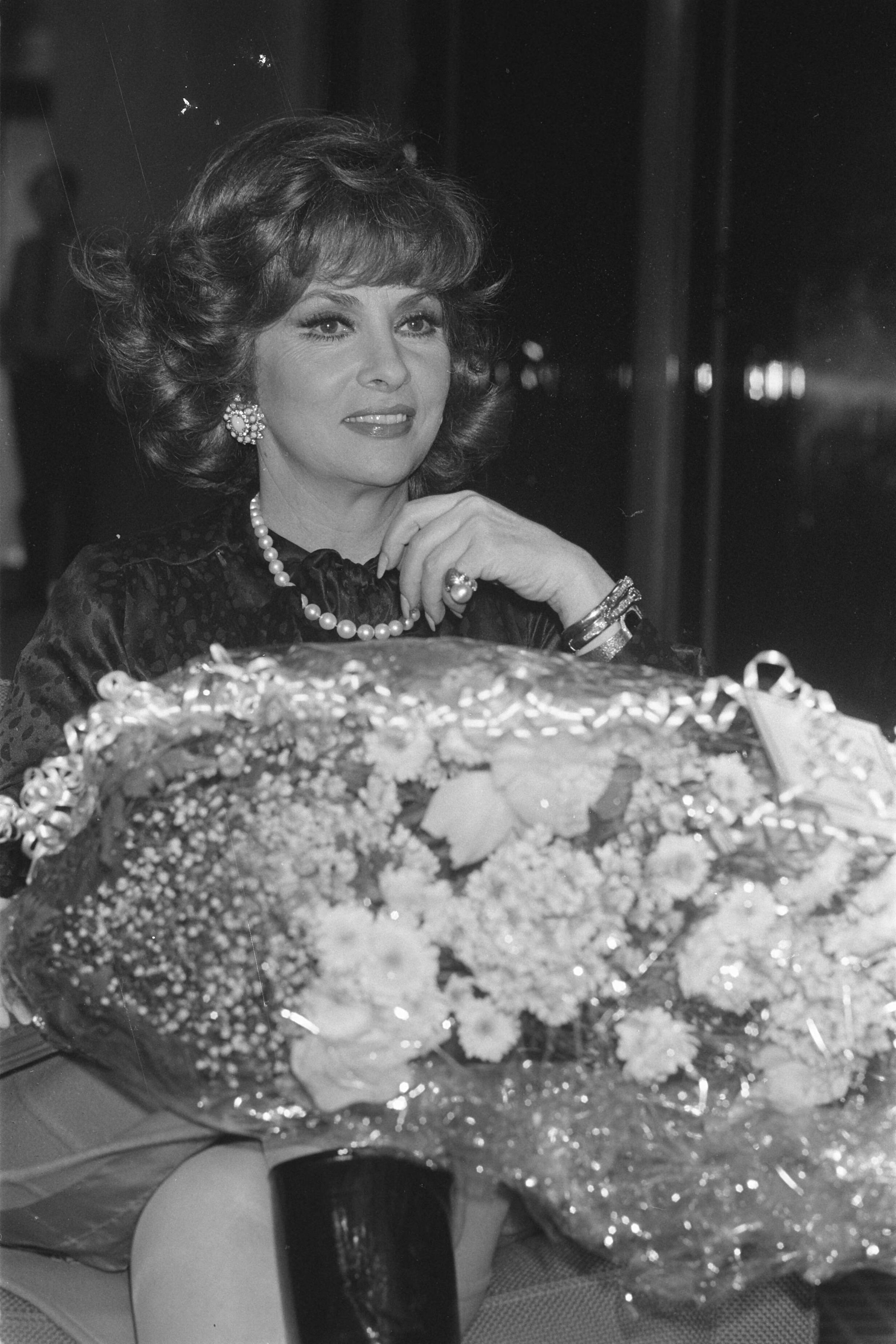 Fotocollectie Anefo — Aankomst op Schiphol van de Italiaanse filmster Gina Lollobrigida i.v.m. een in Rotterdam te openen expositie van door haar gemaakte foto's — Foto: Croes, Rob C. / Anefo. Licentie: Set B: Rechtenvrij / Publiek Domein. Bron: Nationaal Archief. http://hdl.handle.net/10648/acefe106-d0b4-102d-bcf8-003048976d84