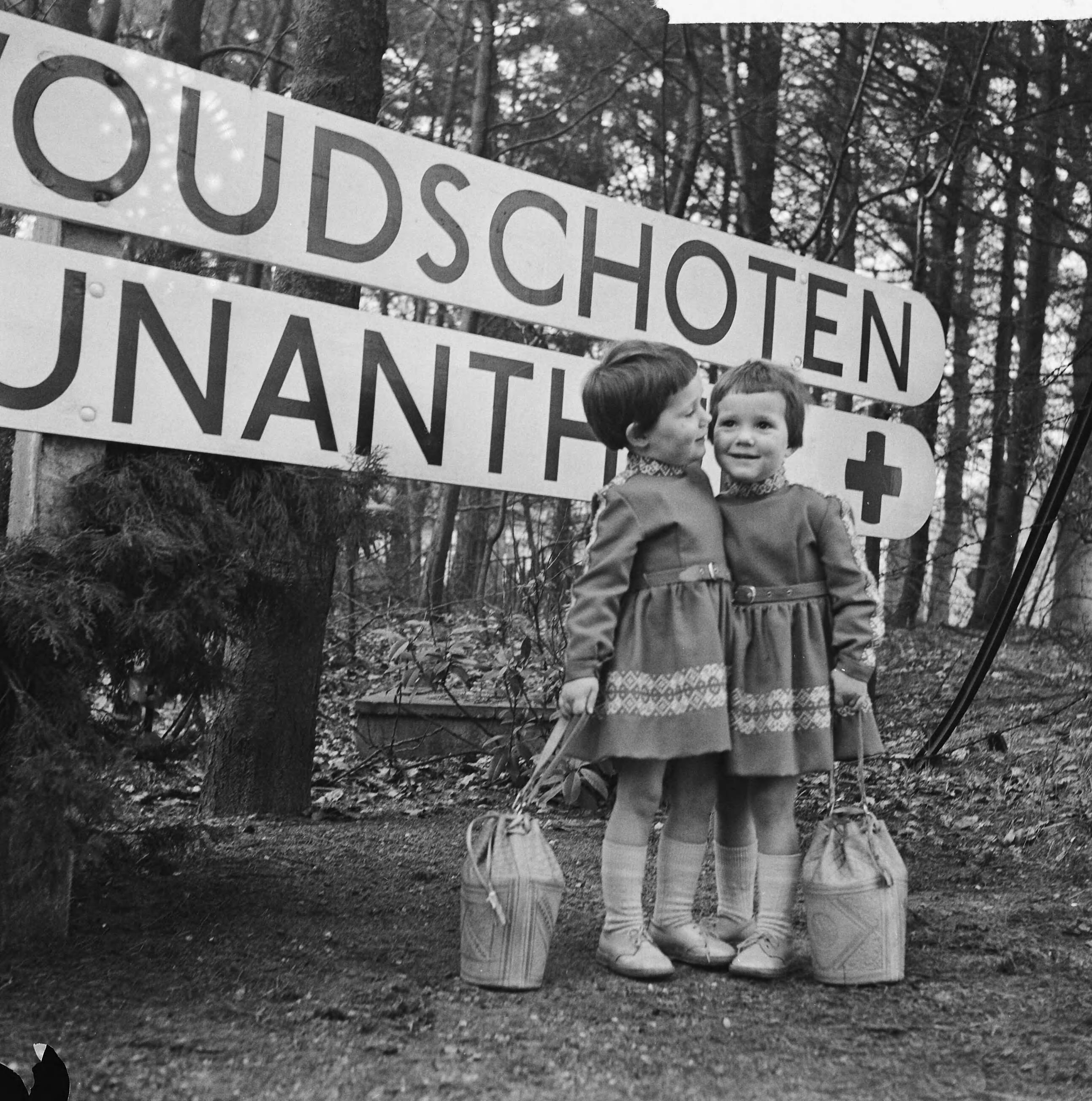 Fotocollectie Anefo — Tweelingencongres in het conferentieoord Woudschoten in Zeist. De zusjes Angelique en Liesbeth Akkerman uit Deventer, 3,5 jaar oud, zijn de jongste deelneemsters — Foto: Nijs, Jac. de / Anefo. Licentie: Set B: Rechtenvrij / Publiek Domein. Bron: Nationaal Archief. http://hdl.handle.net/10648/a9c9c9c4-d0b4-102d-bcf8-003048976d84