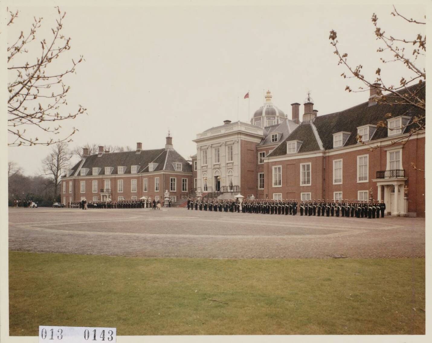Paleis Huis ten Bosch te Den Haag — Exterieur — Foto: Hofmeester, Bart / RVD. Licentie: Set B: Rechtenvrij / Publiek Domein. Bron: Nationaal Archief. http://hdl.handle.net/10648/afa8db0a-d0b4-102d-bcf8-003048976d84