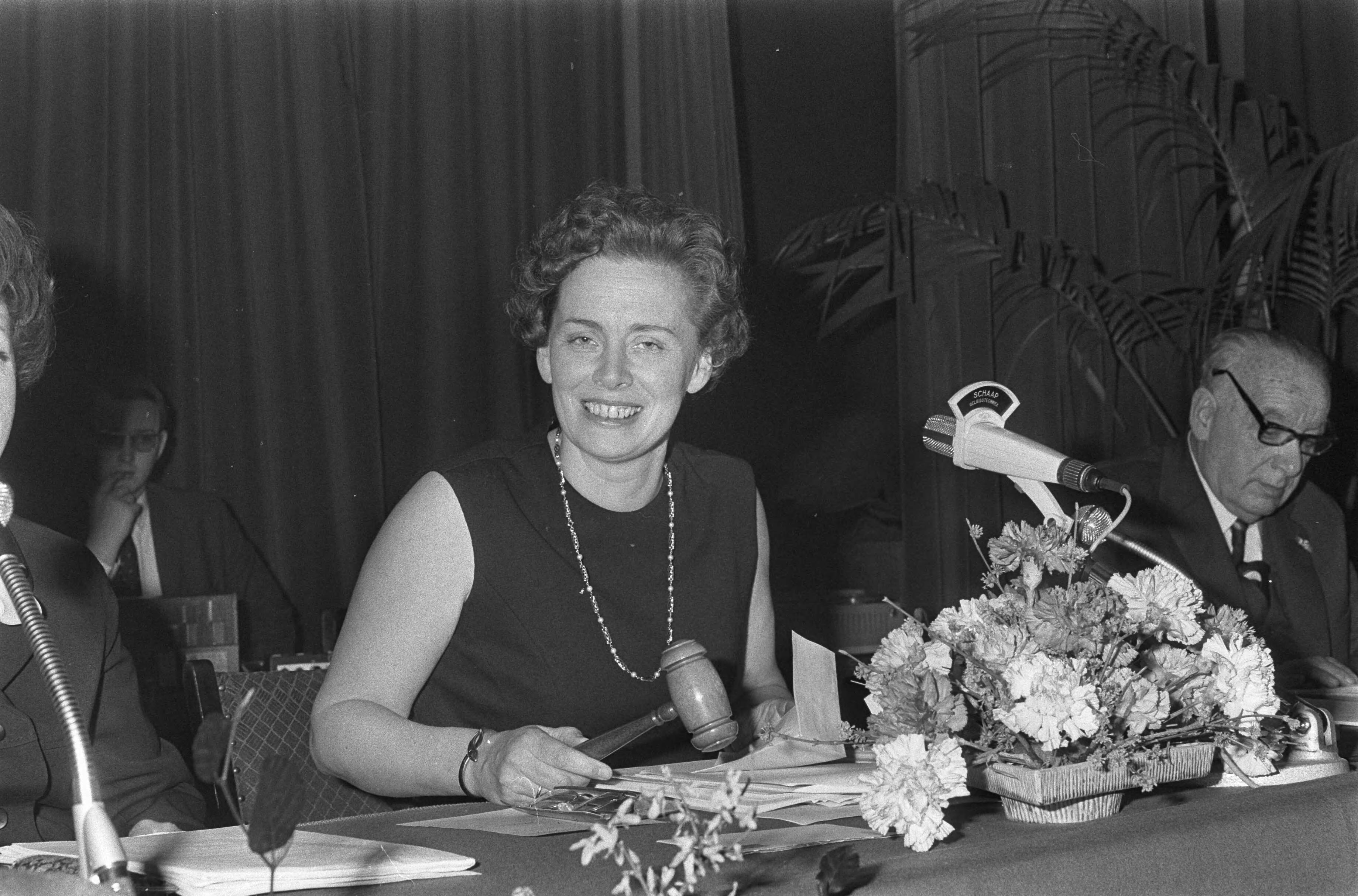 Fotocollectie Anefo — Tweedaagse Algemene Vergadering van de VVD in Groningen mevrouw. G.W. van Someren Donner , kop, met hamer — Foto: Mieremet, Rob / Anefo. Licentie: Set B: Rechtenvrij / Publiek Domein. Bron: Nationaal Archief. http://hdl.handle.net/10648/ab63cfe6-d0b4-102d-bcf8-003048976d84