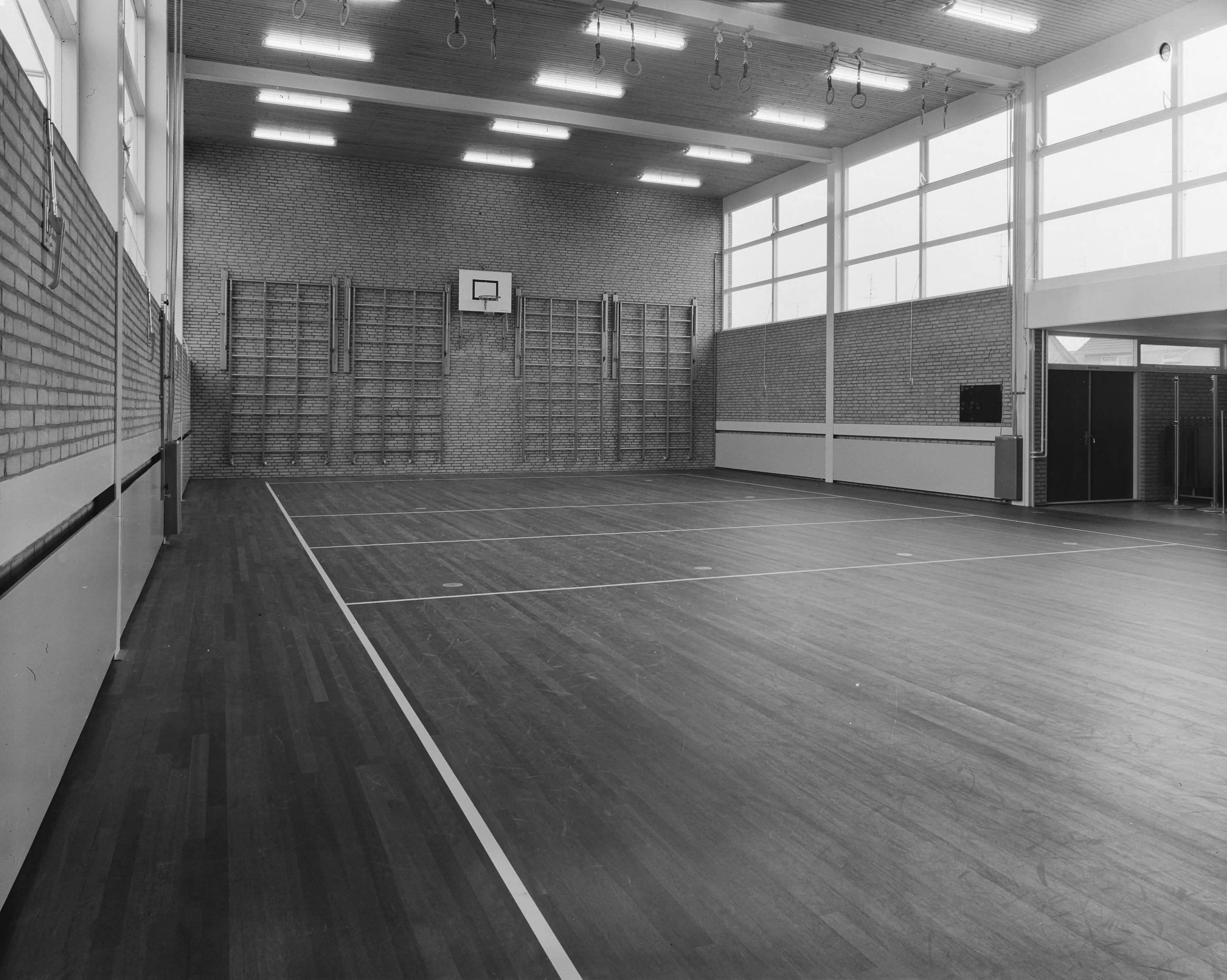 Fotocollectie Nederlandse Heidemaatschappij — Amstenrade. Gymzaal project Sleutelbouw bv — Foto: Fotograaf Onbekend / Heidemij. Licentie: Set B: Rechtenvrij / Publiek Domein. Bron: Nationaal Archief. http://hdl.handle.net/10648/ae840ed4-d0b4-102d-bcf8-003048976d84