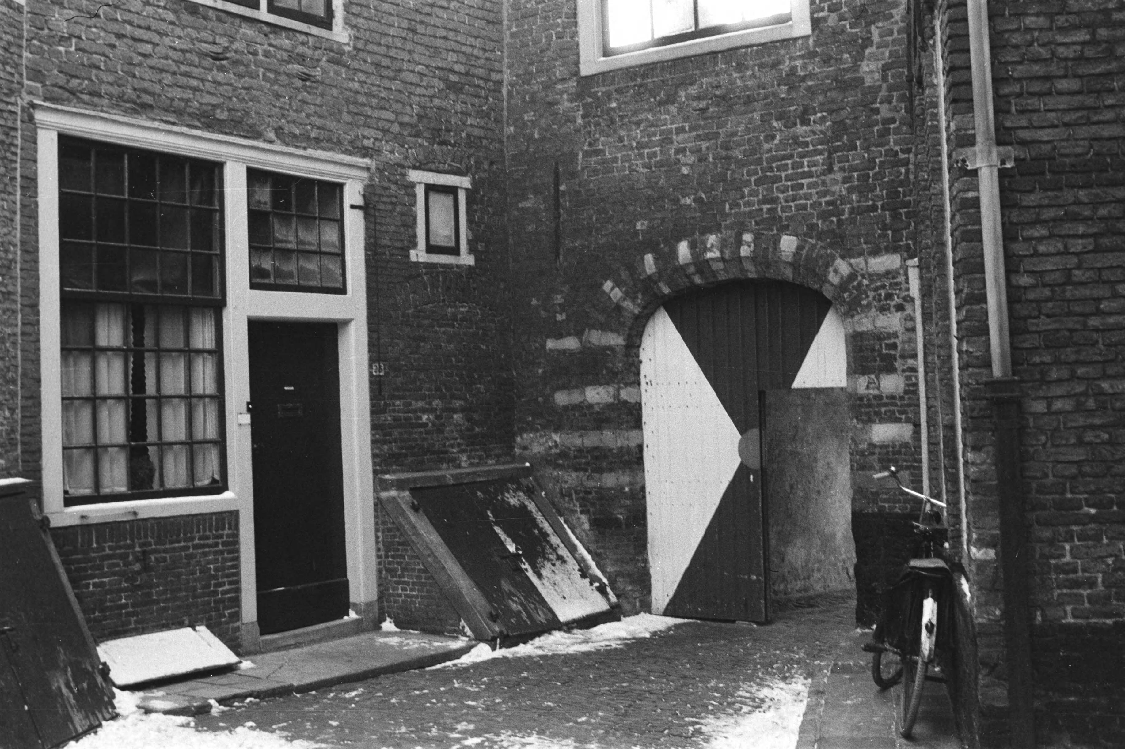 Privé-opnamen (Heidemij) — Middelburg? Binnenplaats met poort [Denevers wijnhandel?] — Foto: Fotograaf Onbekend / Heidemij. Licentie: Set B: Rechtenvrij / Publiek Domein. Bron: Nationaal Archief. http://hdl.handle.net/10648/ae979882-d0b4-102d-bcf8-003048976d84