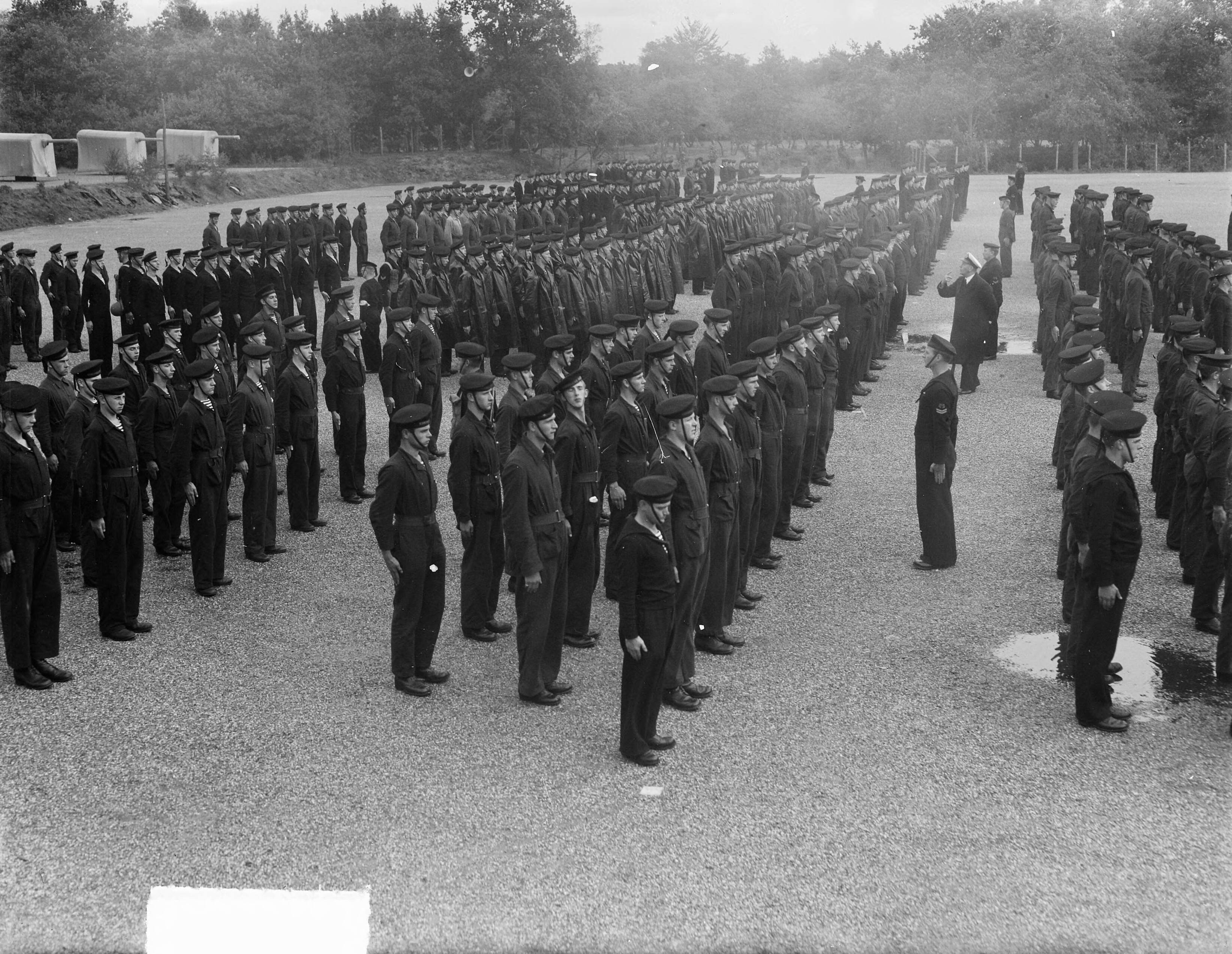Fotocollectie Anefo — MOK Hilversum. Matrozen in de houding — Foto: Steenkamp, […] / Anefo. Licentie: Set B: Rechtenvrij / Publiek Domein. Bron: Nationaal Archief. http://hdl.handle.net/10648/a8bd8f8e-d0b4-102d-bcf8-003048976d84