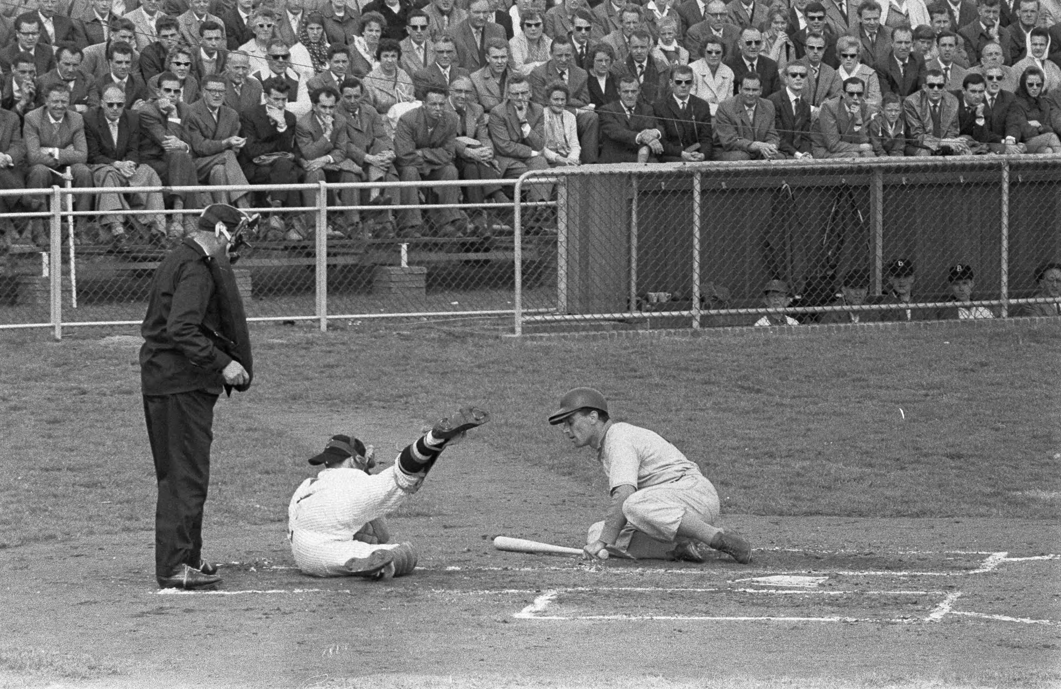 Fotocollectie Anefo — Honkba.l Nederland tegen België 8-1 te Haarlem — Foto: Rossem, Wim van / Anefo. Licentie: Set B: Rechtenvrij / Publiek Domein. Bron: Nationaal Archief. http://hdl.handle.net/10648/a9af3794-d0b4-102d-bcf8-003048976d84