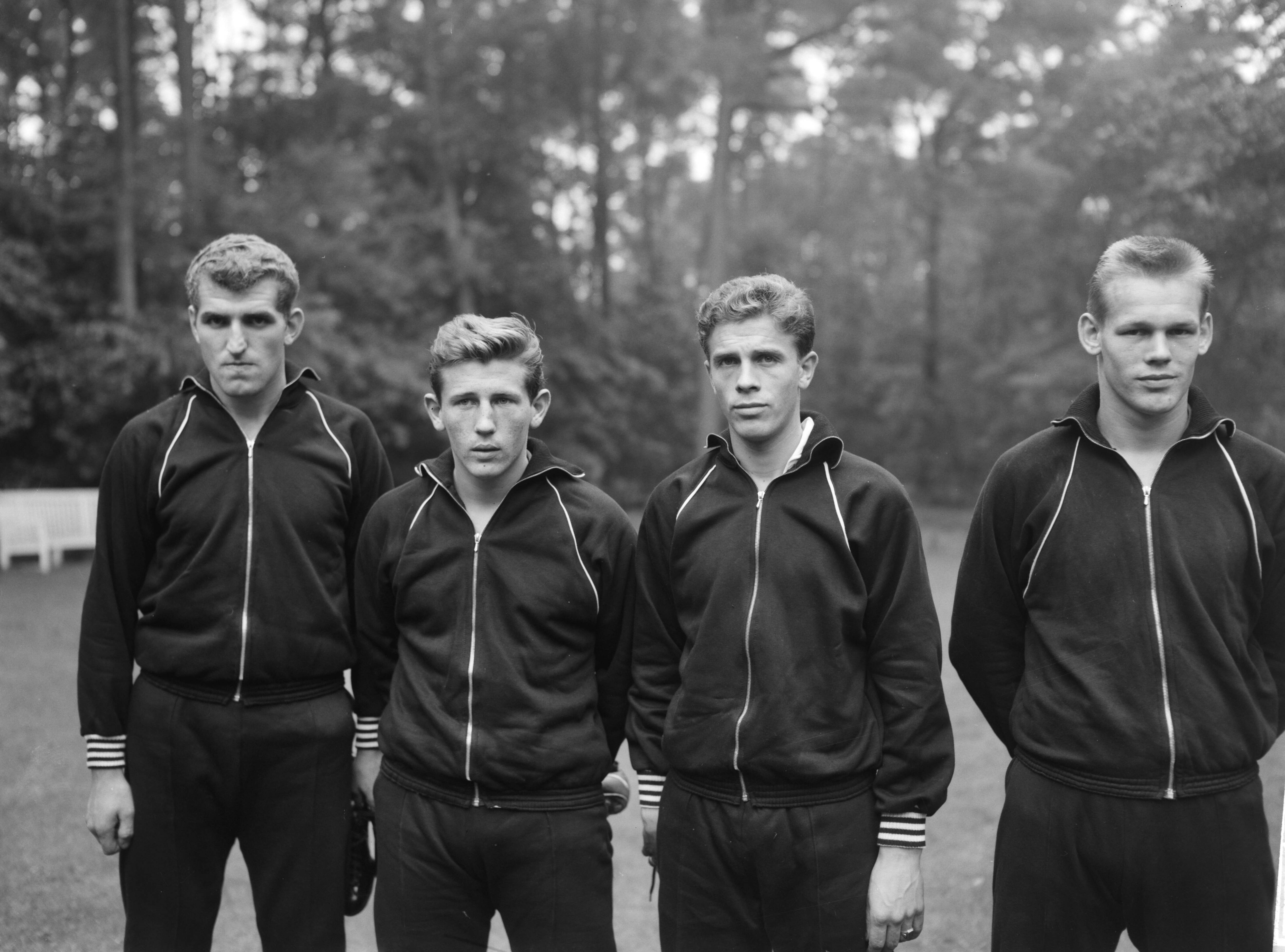 Fotocollectie Anefo — Centrale training Nederlands elftal te Zeist, de nieuwelingen v.l.n.r. Bosveld (SC Enschede) Geurtsen (Velox), Soetekouw (De Volewijckers) en Van de Merwe (NAC) — Foto: Bilsen, Joop van / Anefo. Licentie: Set B: Rechtenvrij / Publiek Domein. Bron: Nationaal Archief. http://hdl.handle.net/10648/aa19f9d0-d0b4-102d-bcf8-003048976d84
