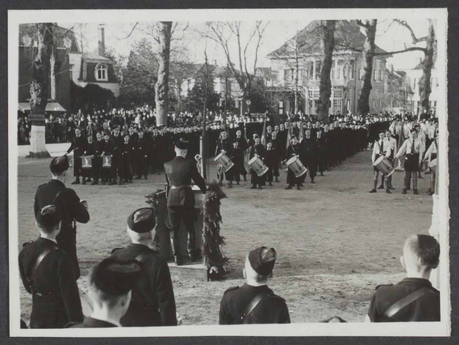 Uit lade NSB. Nog nader onder te verdelen. EvdO. — Het gewest Nedersticht van de Nationale Jeugdstorm hield een grote openbare propaganda bijeenkomst, waar opperbanheer C. Quispel een rede hield — Foto: Hasenwinkel / Fotodienst der NSB / Centraal Nederlandsch Fotopersbureau (CNF). Licentie: Set B: Rechtenvrij / Publiek Domein. Bron: Nationaal Archief. http://hdl.handle.net/10648/058e12d6-e9d2-d63c-6d49-e68e128bd382
