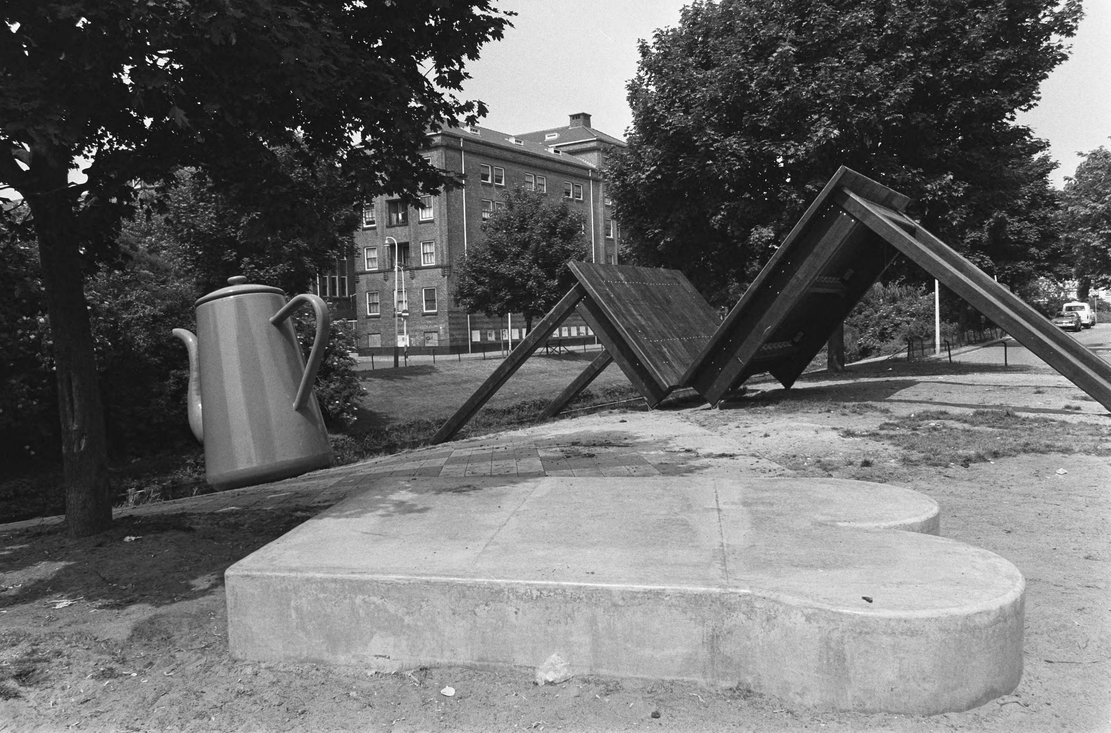 Fotocollectie Anefo — Kunstwerk, reusachtige ontbijttafel, koffiepot, twee betonnen boterhammem en gebroken tafel aan de Noordpolderkade in Den Haag — Foto: Gerrits, Roland / Anefo. Licentie: Set B: Rechtenvrij / Publiek Domein. Bron: Nationaal Archief. http://hdl.handle.net/10648/ad5514cc-d0b4-102d-bcf8-003048976d84