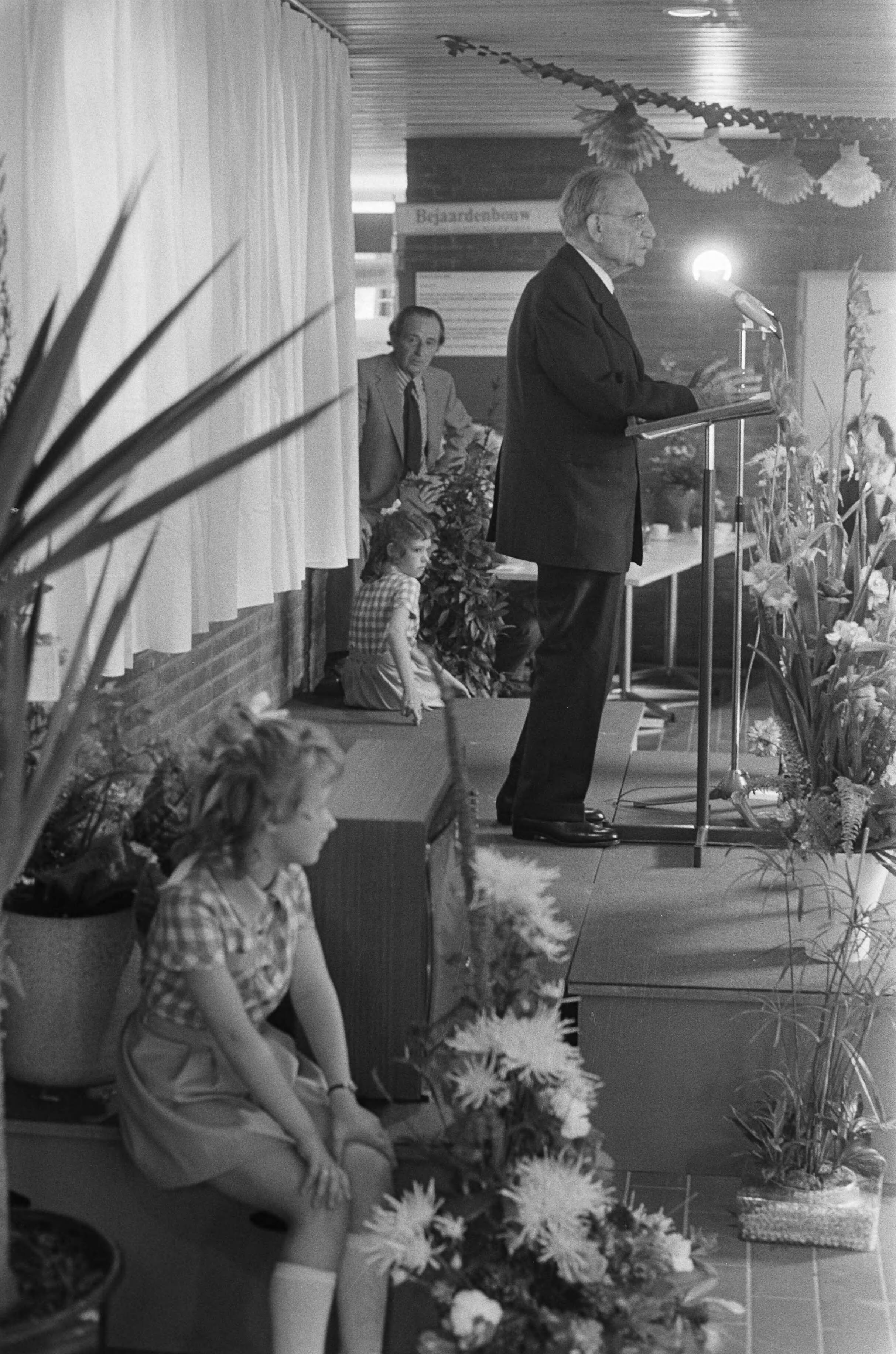 Fotocollectie Anefo — W. Drees sr. opent dienstencentrum voor bejaarden te Zaandijk — Foto: Verhoeff, Bert / Anefo. Licentie: Set B: Rechtenvrij / Publiek Domein. Bron: Nationaal Archief. http://hdl.handle.net/10648/ac2d0a3c-d0b4-102d-bcf8-003048976d84