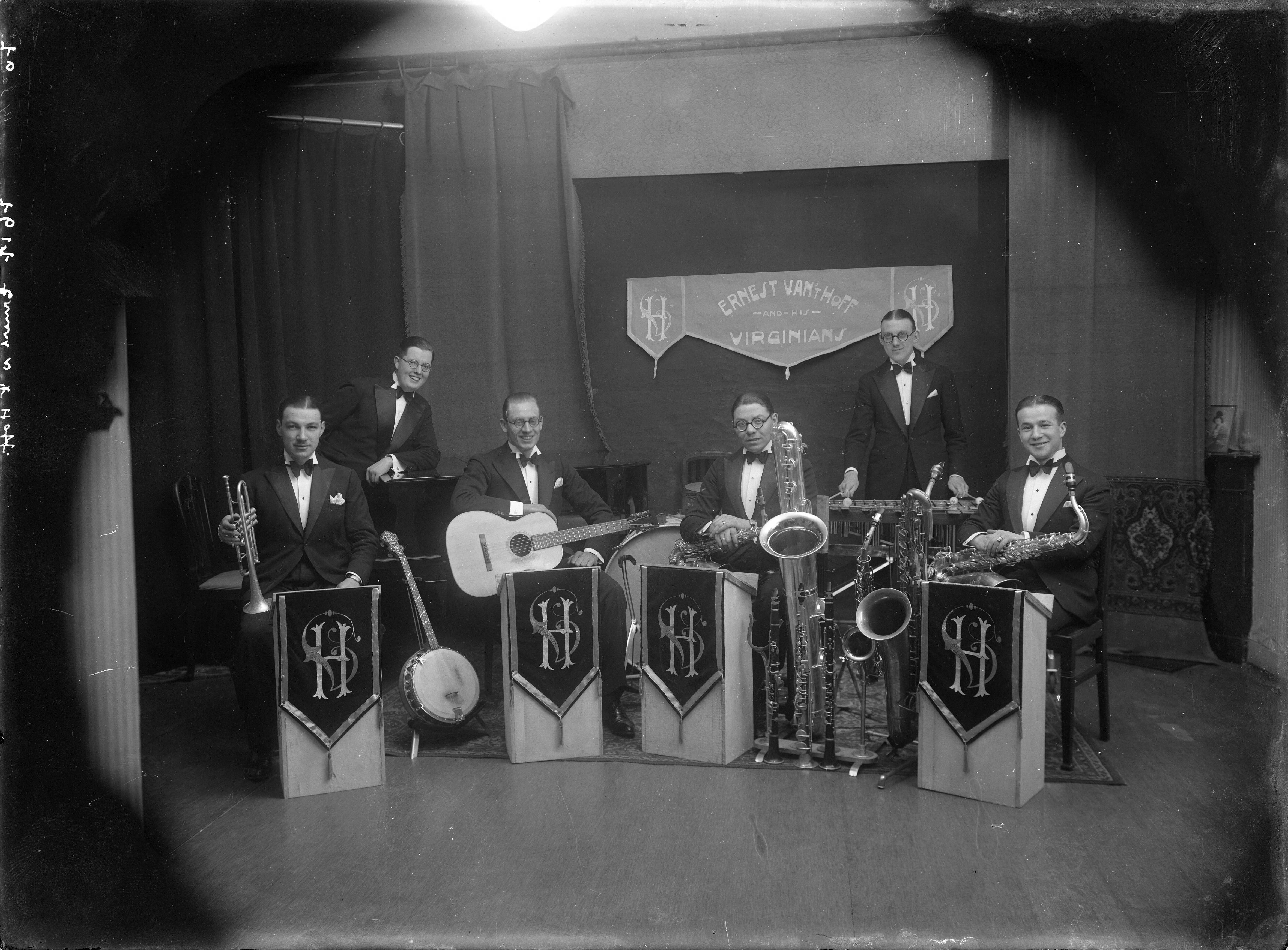Cultuur — Opname van de band van Ernest van 't Hoff - pianist en bandleider jaren 1930, 1940, 1950., met zijn bandleden (Ernest van 't Hoff and his Virginians). Later ook wel Ernst van 't Hoff. Nederland. 1918-1930 76 7617. Johan Ernst van ´t Hoff (1908-1955) — Foto: Berg, Th.C.J. van den / Spaarnestad Photo (05887). Licentie: Set B: Rechtenvrij / Publiek Domein. Bron: Nationaal Archief. http://hdl.handle.net/10648/35429da7-c5b4-a382-e063-6df0900a6686
