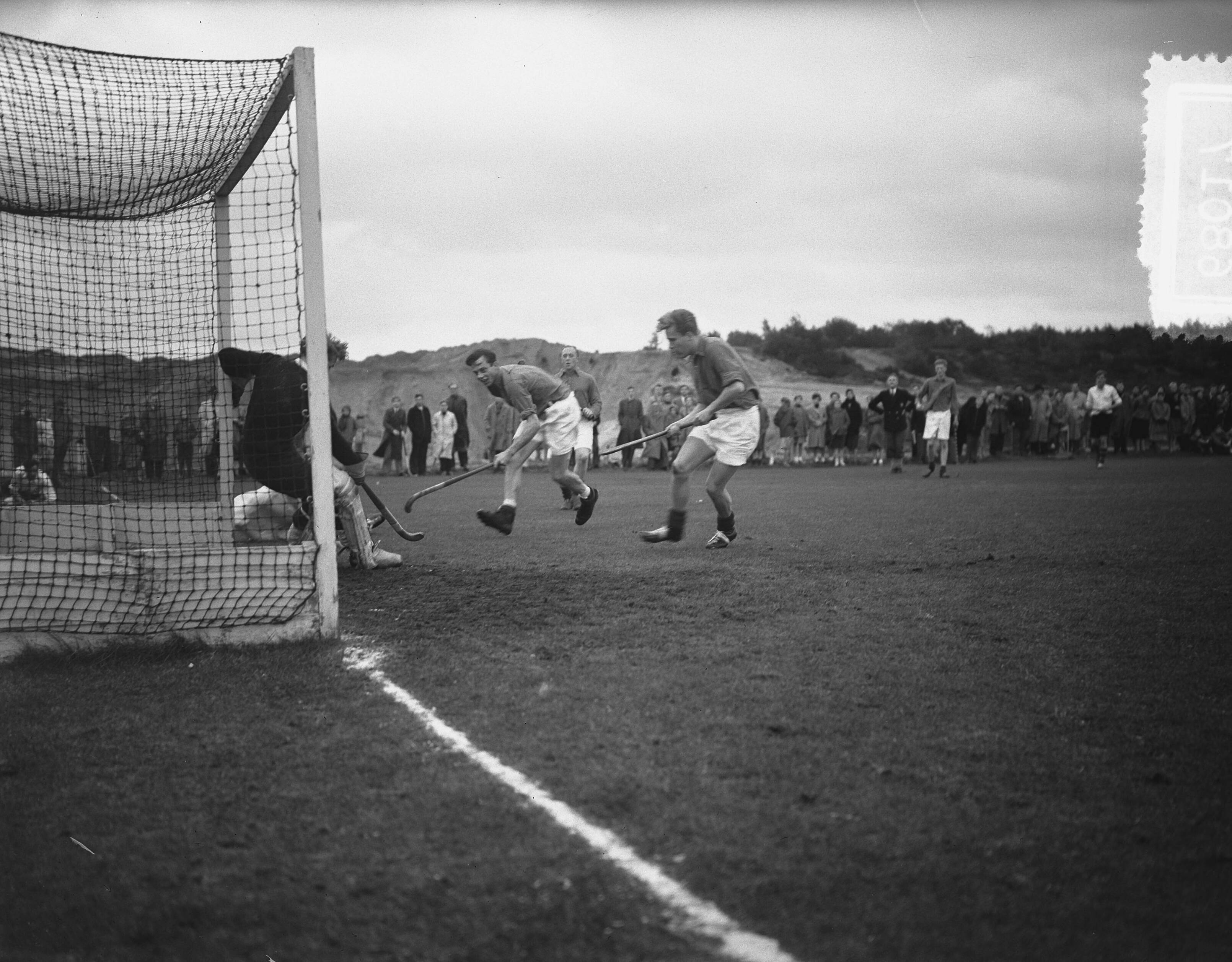 Fotocollectie Anefo — Hockeywedstrijd Nederlands elftal tegen Oost Hilversum — Foto: Bilsen, Joop van / Anefo. Licentie: Set B: Rechtenvrij / Publiek Domein. Bron: Nationaal Archief. http://hdl.handle.net/10648/a92bc9a4-d0b4-102d-bcf8-003048976d84
