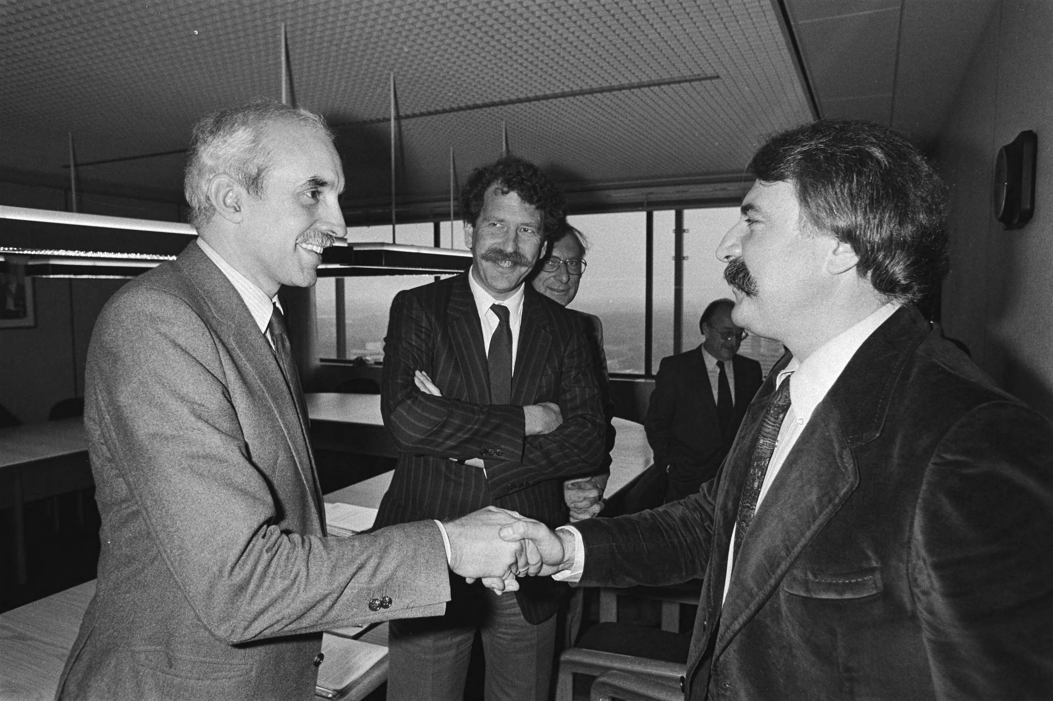 Minister Van der Louw (PvdA, CRM) sprak vanmiddag met de partijen in het NOS-conflict: de NOS en de omroepbonden — Van der Louw (rechts) met NOS-voorzitter Jurgens (links) en Cees Spaan (lid Raad van Beheer NOS, midden) — Foto: Croes, Rob C. / Anefo. Licentie: Set B: Rechtenvrij / Publiek Domein. Bron: Nationaal Archief. http://hdl.handle.net/10648/ad068eec-d0b4-102d-bcf8-003048976d84