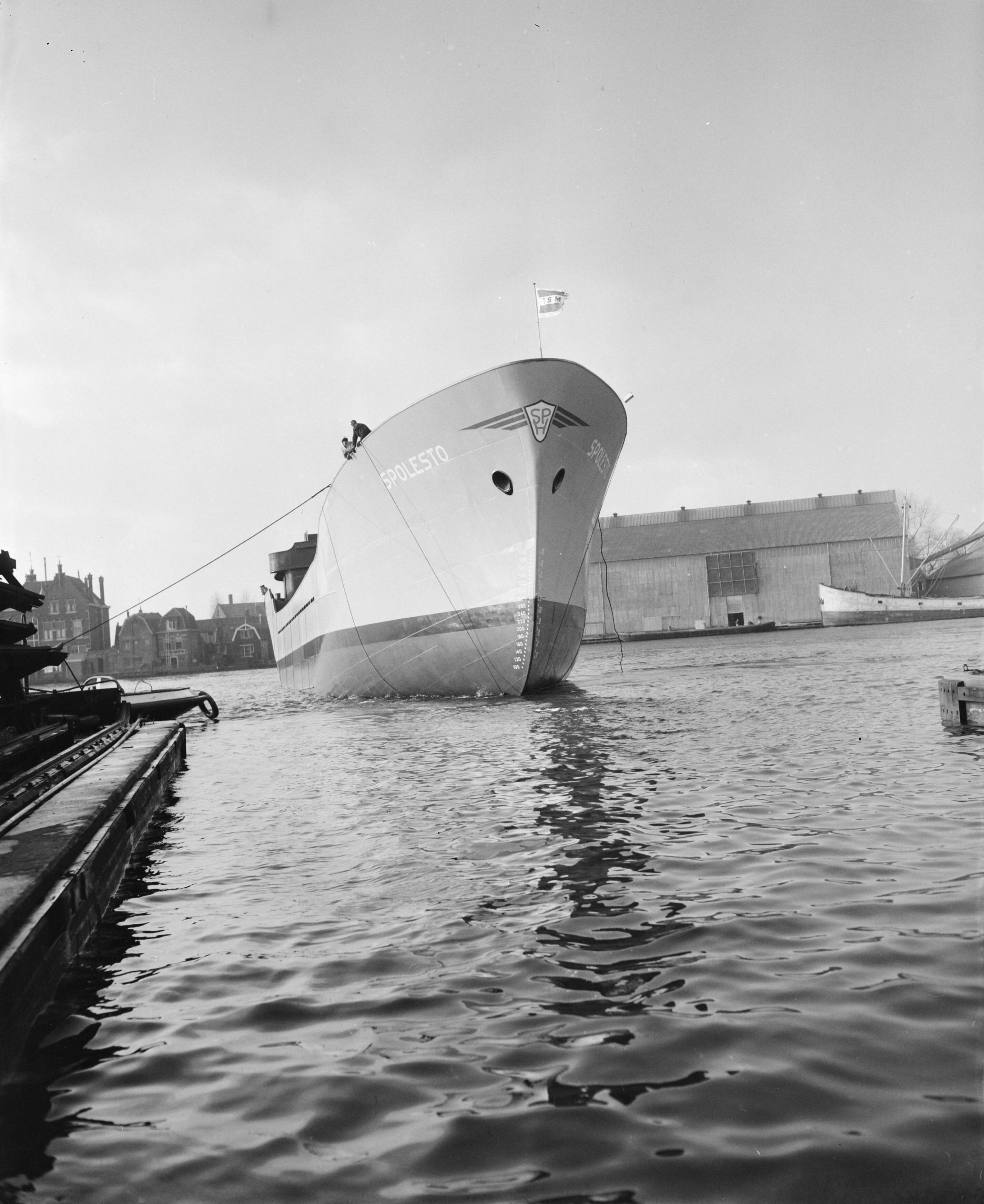 Fotocollectie Anefo — Tewaterlating "Spolesto" bij de Zaanlandse Scheepsbouw Maatschappij te Zaandam — Foto: Bilsen, Joop van / Anefo. Licentie: Set B: Rechtenvrij / Publiek Domein. Bron: Nationaal Archief. http://hdl.handle.net/10648/a971d034-d0b4-102d-bcf8-003048976d84