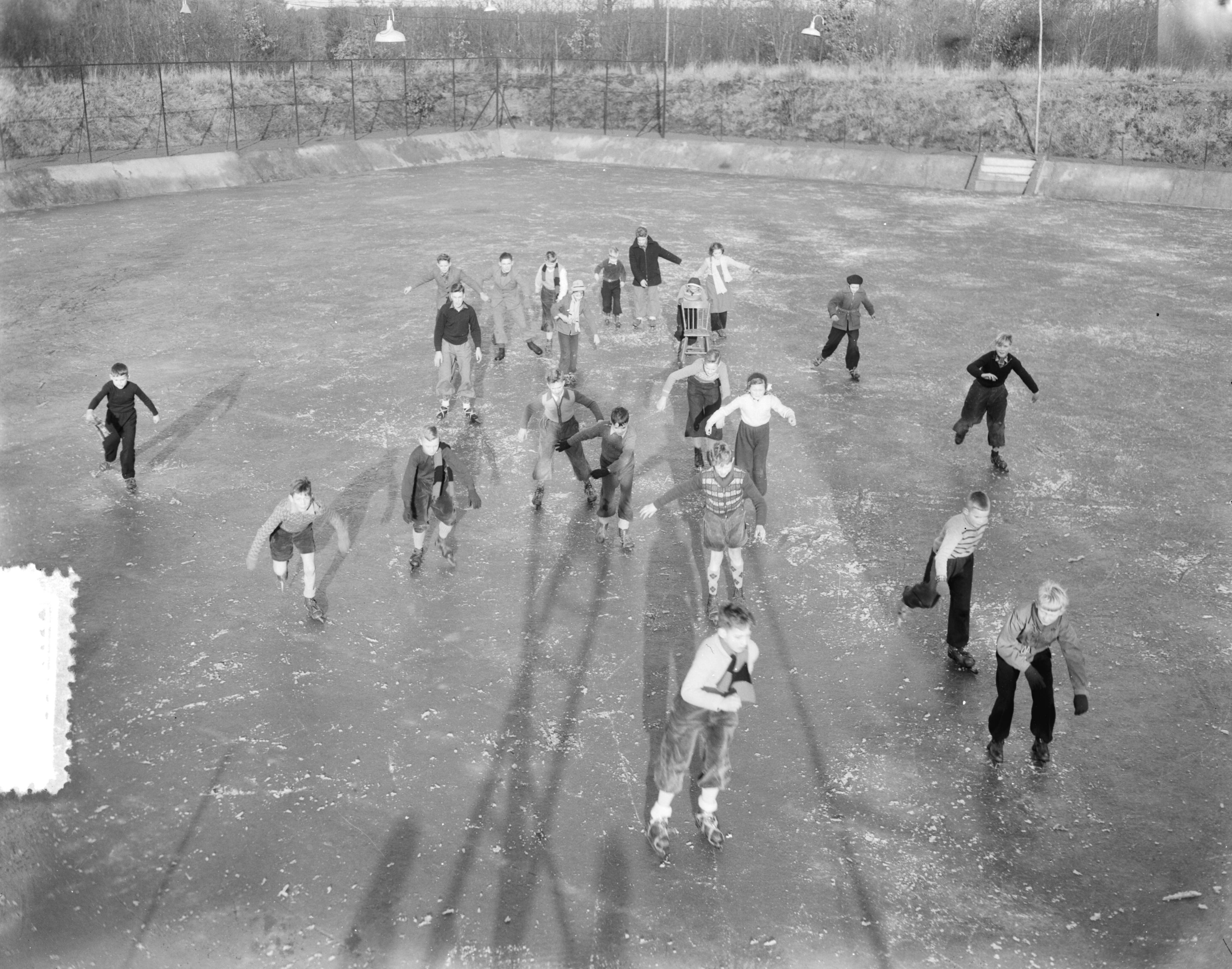 Fotocollectie Anefo — De tennisbaan Schot in Zeist is de eerste ijsbaan die geopend werd — Foto: Duinen, G.W. van / Anefo. Licentie: Set B: Rechtenvrij / Publiek Domein. Bron: Nationaal Archief. http://hdl.handle.net/10648/a91a708c-d0b4-102d-bcf8-003048976d84