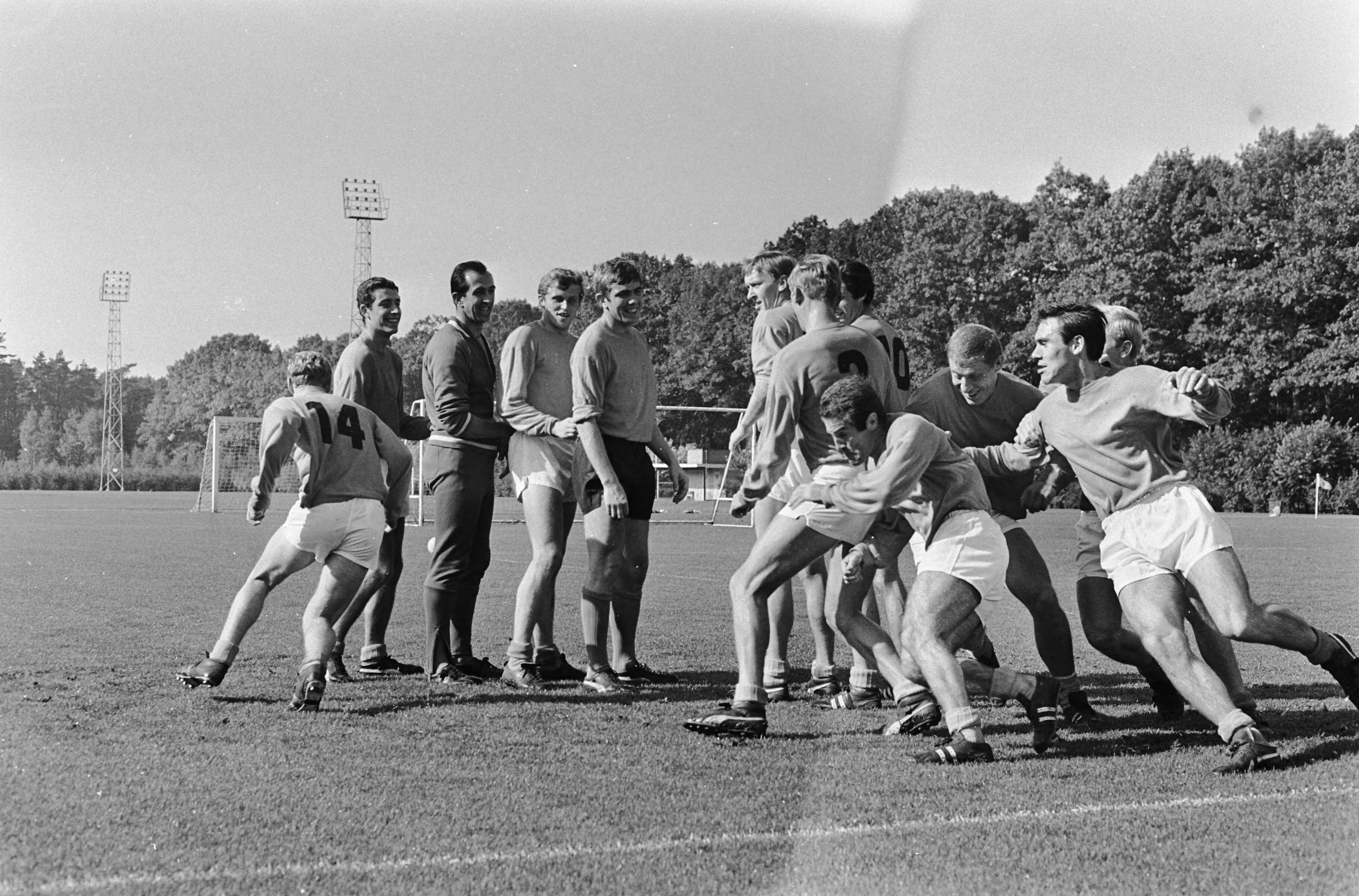 Fotocollectie Anefo — Training Nederlands elftal te Zeist. Tijdens training Jansen, Warnas, Graafland, Keizer, Eijsdenbroek, Doesburg Suurbier, Nuninga, Muller, Pronk, Theunissen, — Foto: Nijs, Jac. de / Anefo. Licentie: Set B: Rechtenvrij / Publiek Domein. Bron: Nationaal Archief. http://hdl.handle.net/10648/ab28923c-d0b4-102d-bcf8-003048976d84